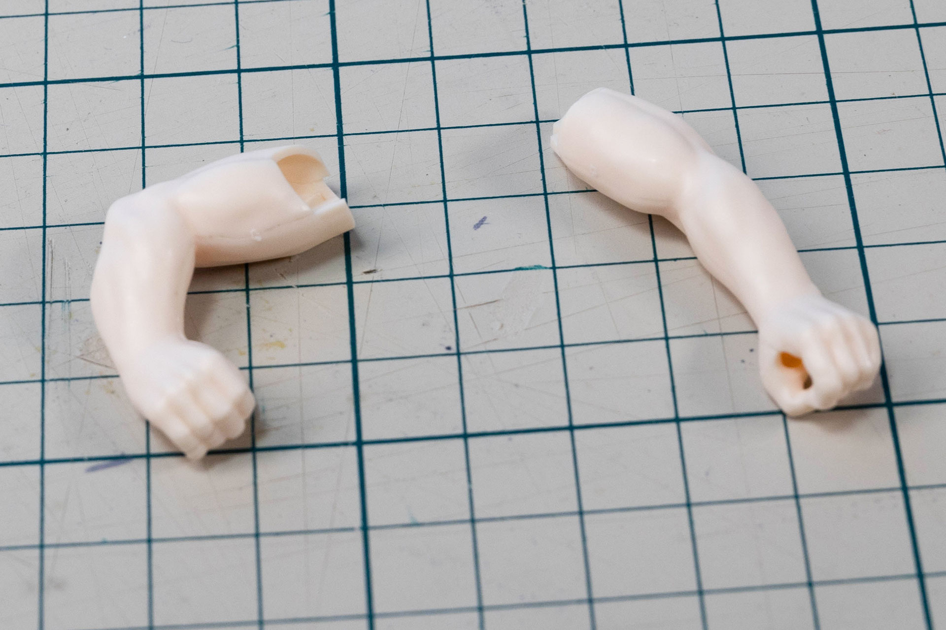 腕はふたつのパーツを貼り合わせるだけだ