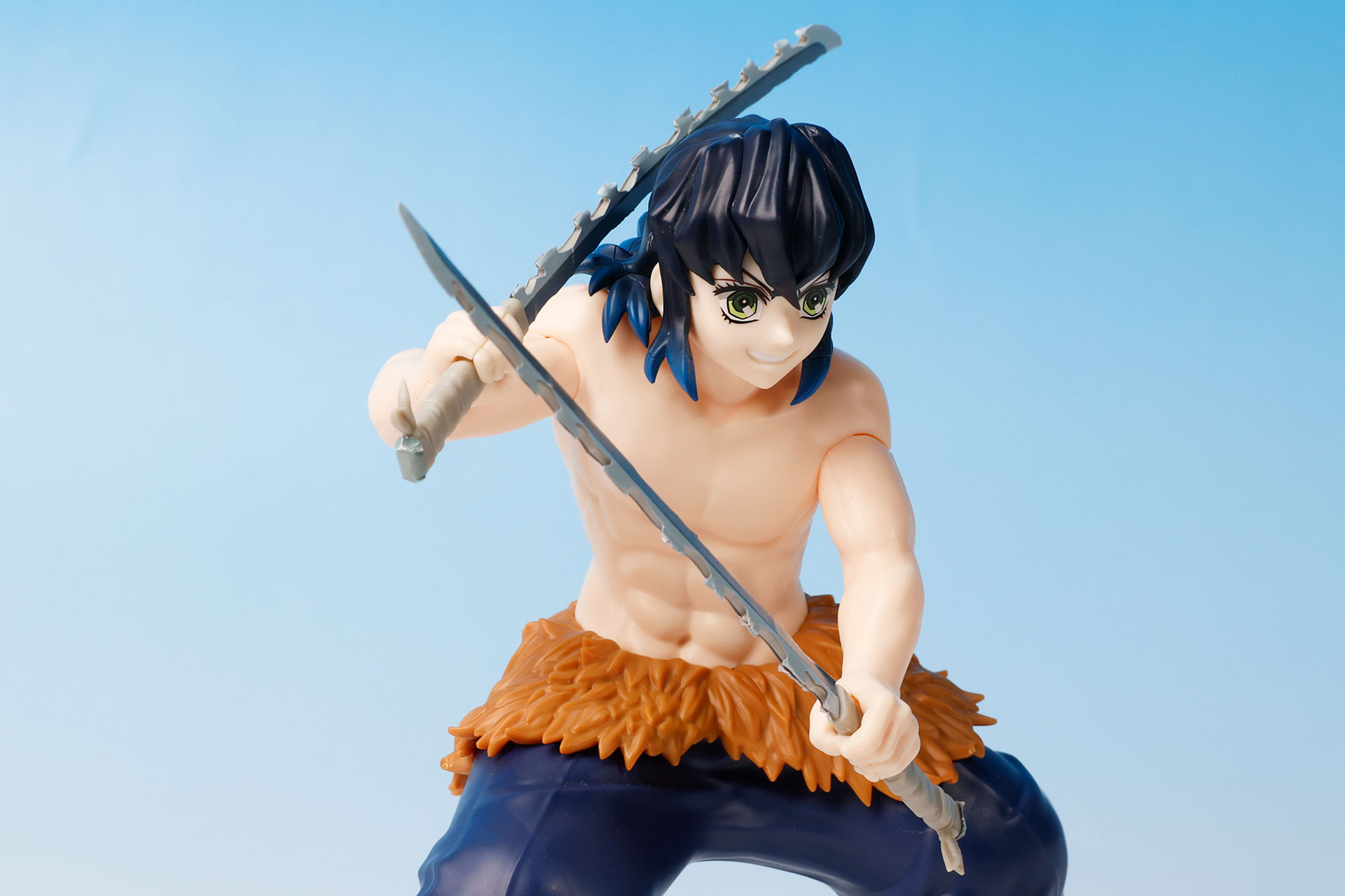 何かを企んでいるような笑みを浮かべた表情