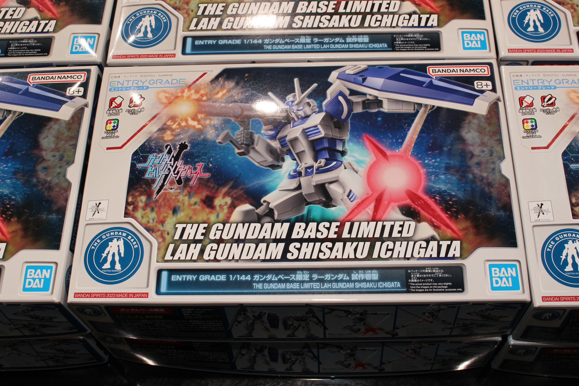 ガンダムベースのロゴが入ったパッケージ