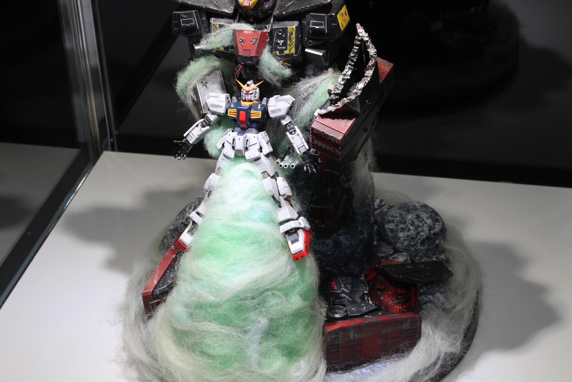 タイトル：カミーユ 宇宙へ・・・／制作者：小島柚紀／使用キット：HG 1/144 サイコガンダム他