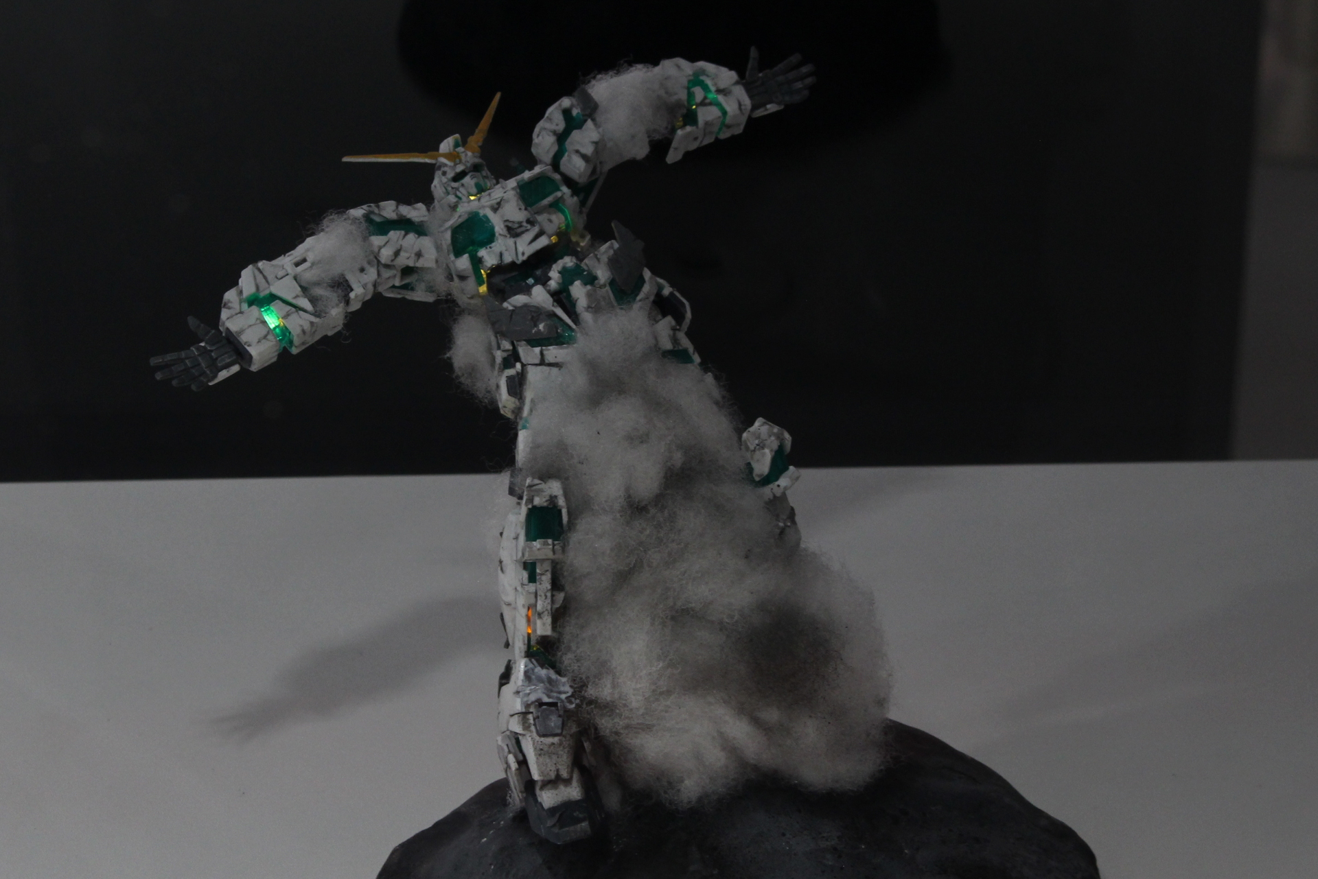 タイトル：時を戻す力／制作者：たくみん／使用キット：HG 1/144 フルアーマー・ユニコーンガンダム（デストロイモード）他