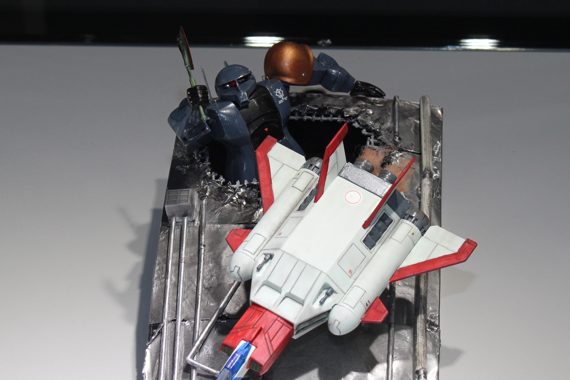 タイトル：まちぶせ！／制作者：nana／使用キット：HG 1/144 ザクI他