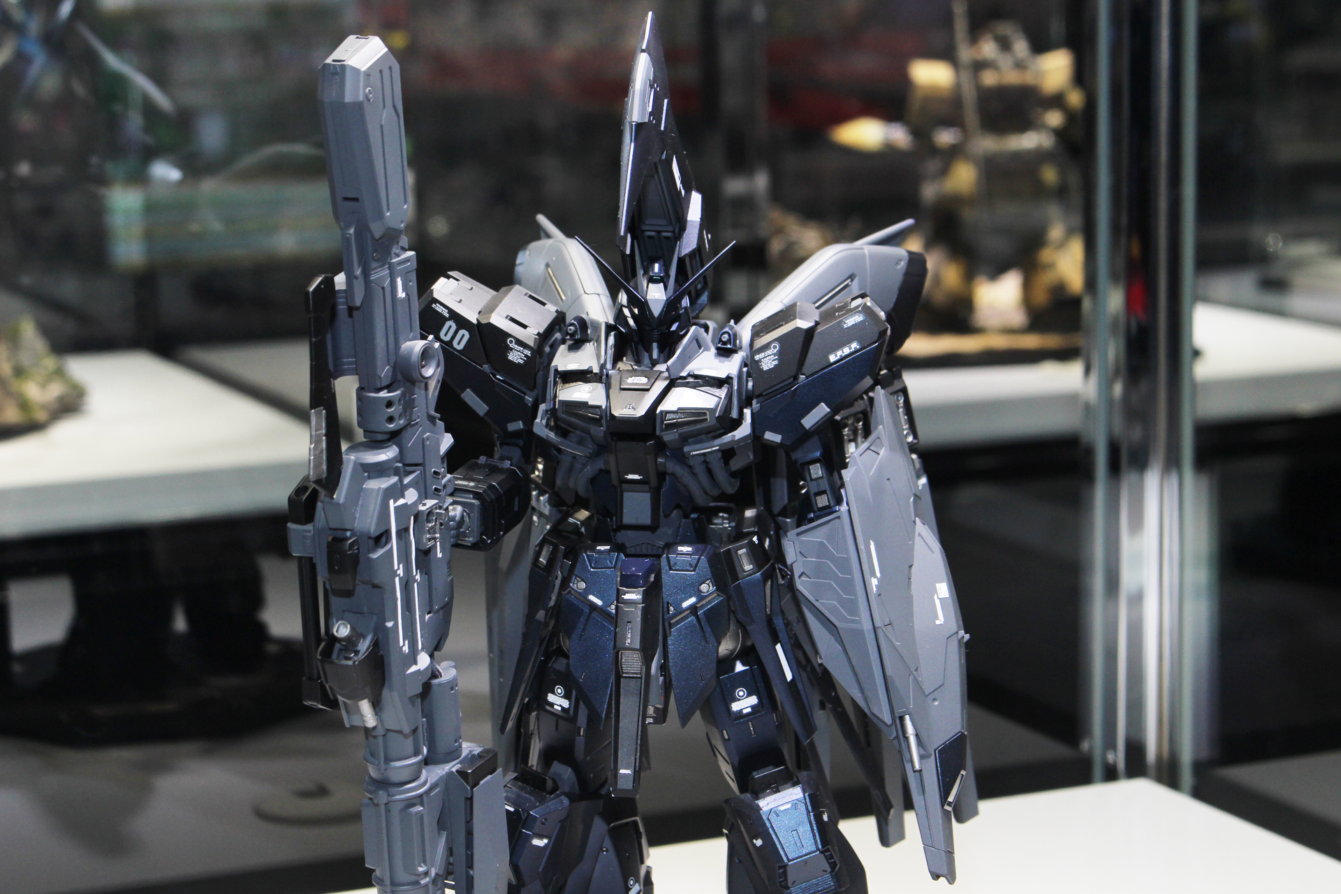 タイトル：最強と最恐／制作者：彦夏／使用キット：MG 1/100 Hi-νガンダム Ver.Ka他