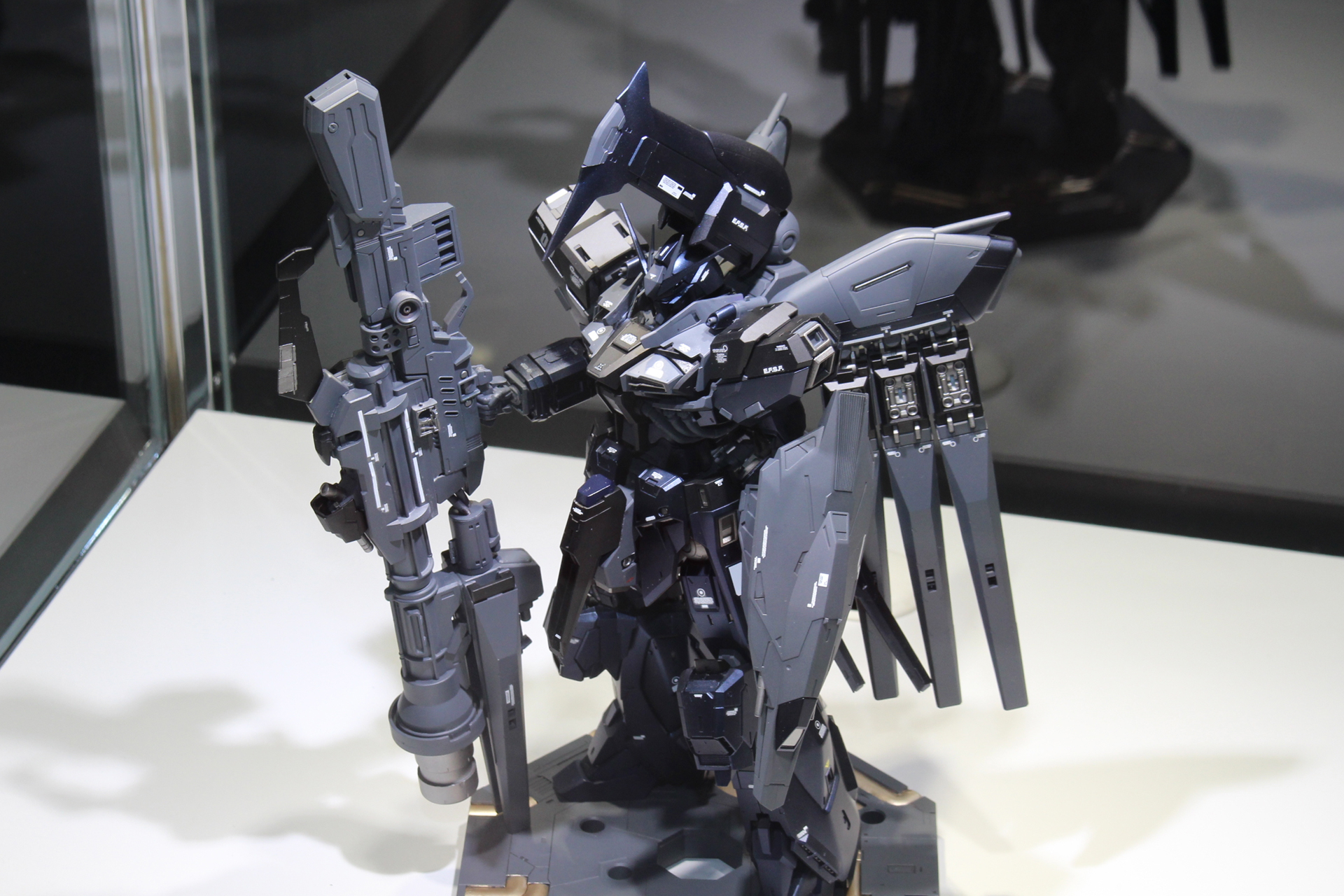 タイトル：最強と最恐／制作者：彦夏／使用キット：MG 1/100 Hi-νガンダム Ver.Ka他