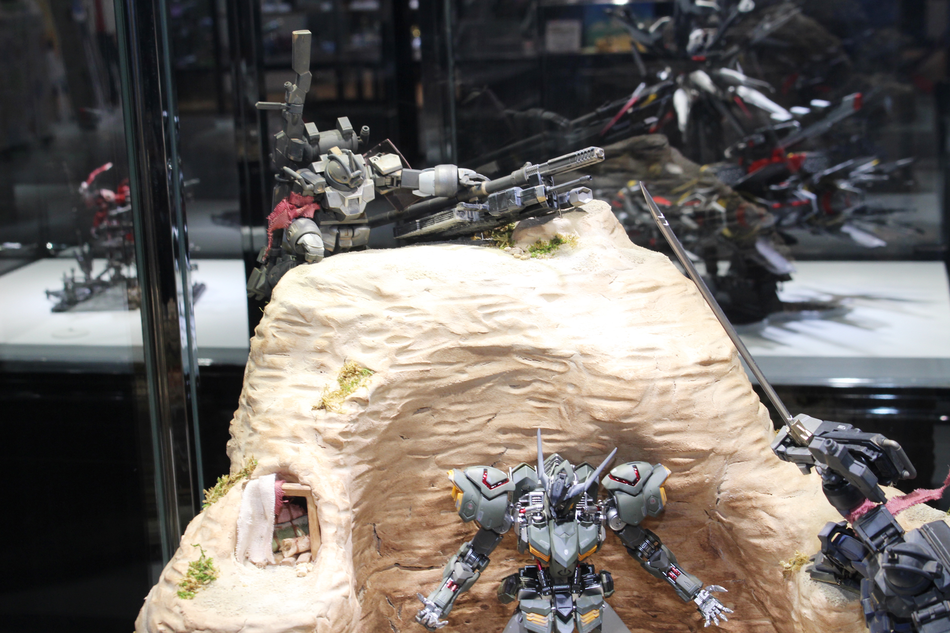 タイトル：紅き魂／制作者：横山 士朗／使用キット：MG 1/100 ガンダムバルバトス他