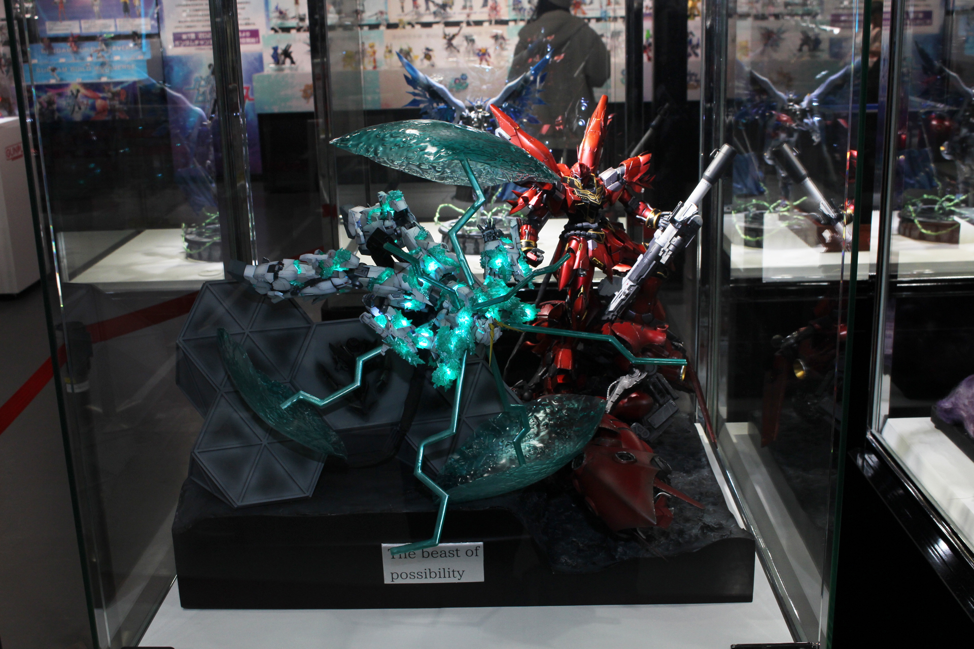 タイトル：The beast of possibility／制作者：FAグリーン／使用キット：MG 1/100 ガンダムベース限定 ユニコーンガンダム（光の結晶体）他