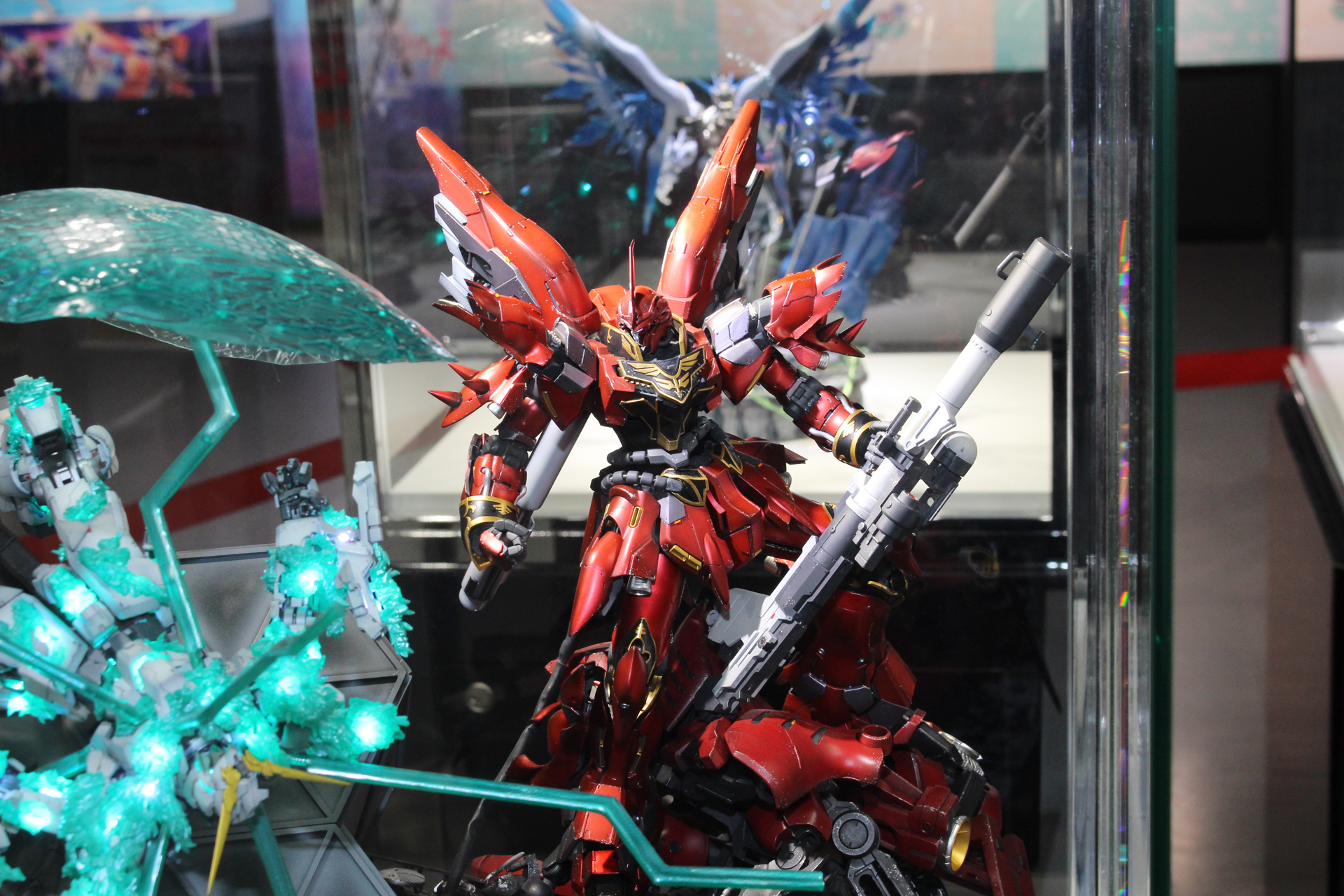 タイトル：The beast of possibility／制作者：FAグリーン／使用キット：MG 1/100 ガンダムベース限定 ユニコーンガンダム（光の結晶体）他