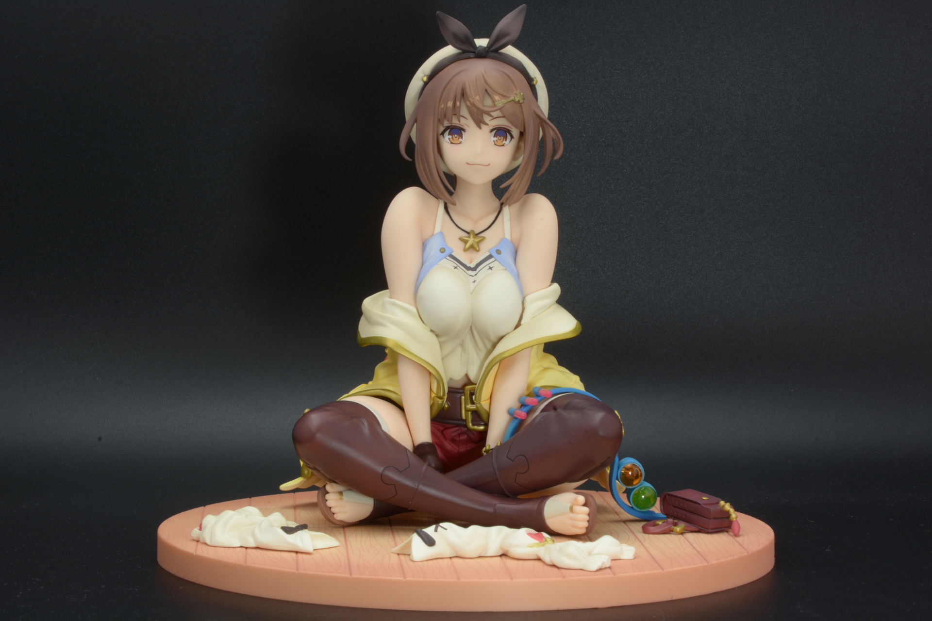 むき出しの肩と背中、口角の上がった唇と表情、リラックスした雰囲気が伝わってくる