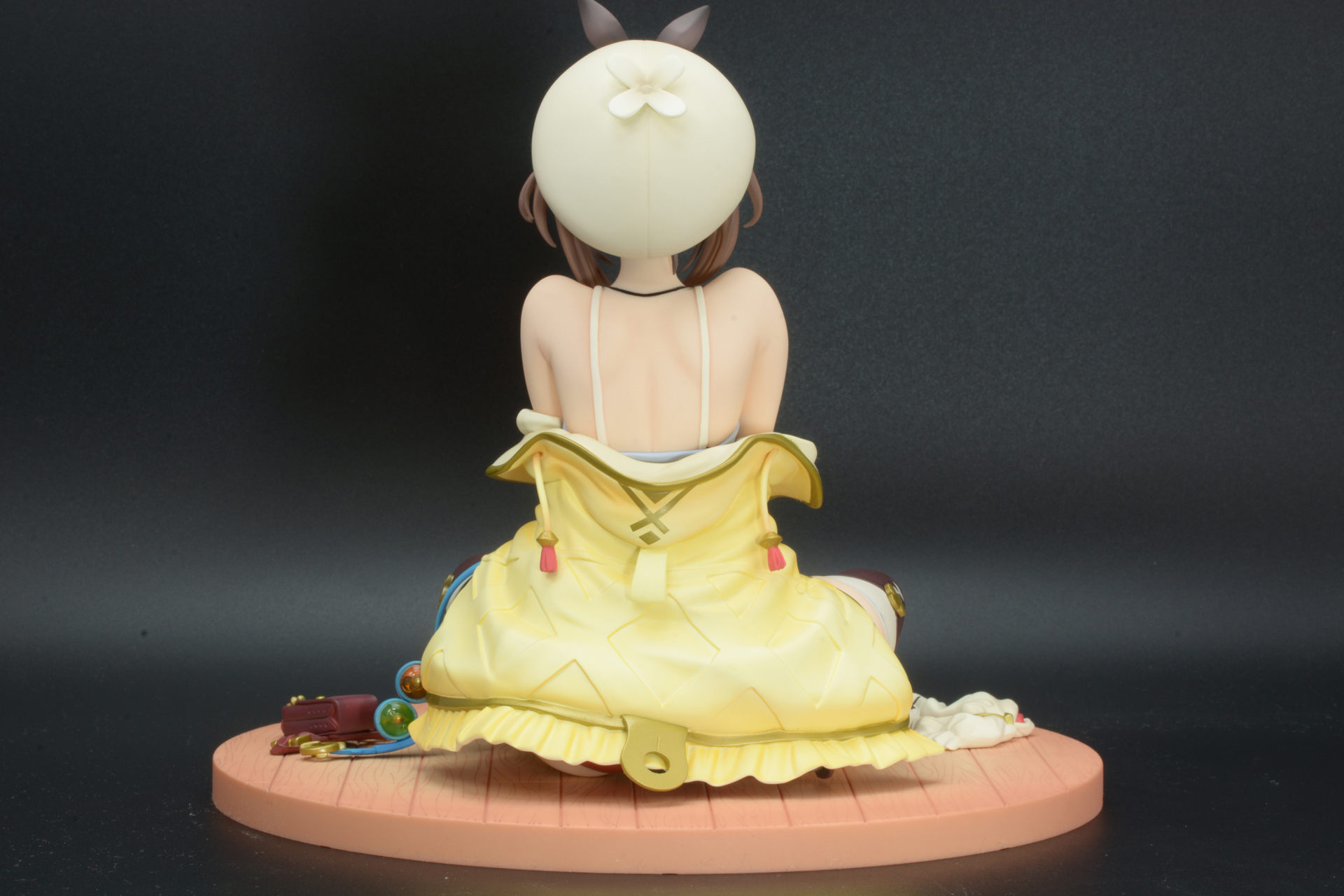 むき出しの肩と背中、口角の上がった唇と表情、リラックスした雰囲気が伝わってくる