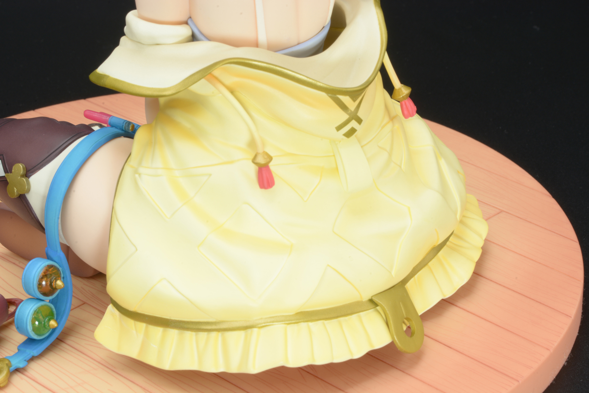 下半身は脱いだ上着で隠されている