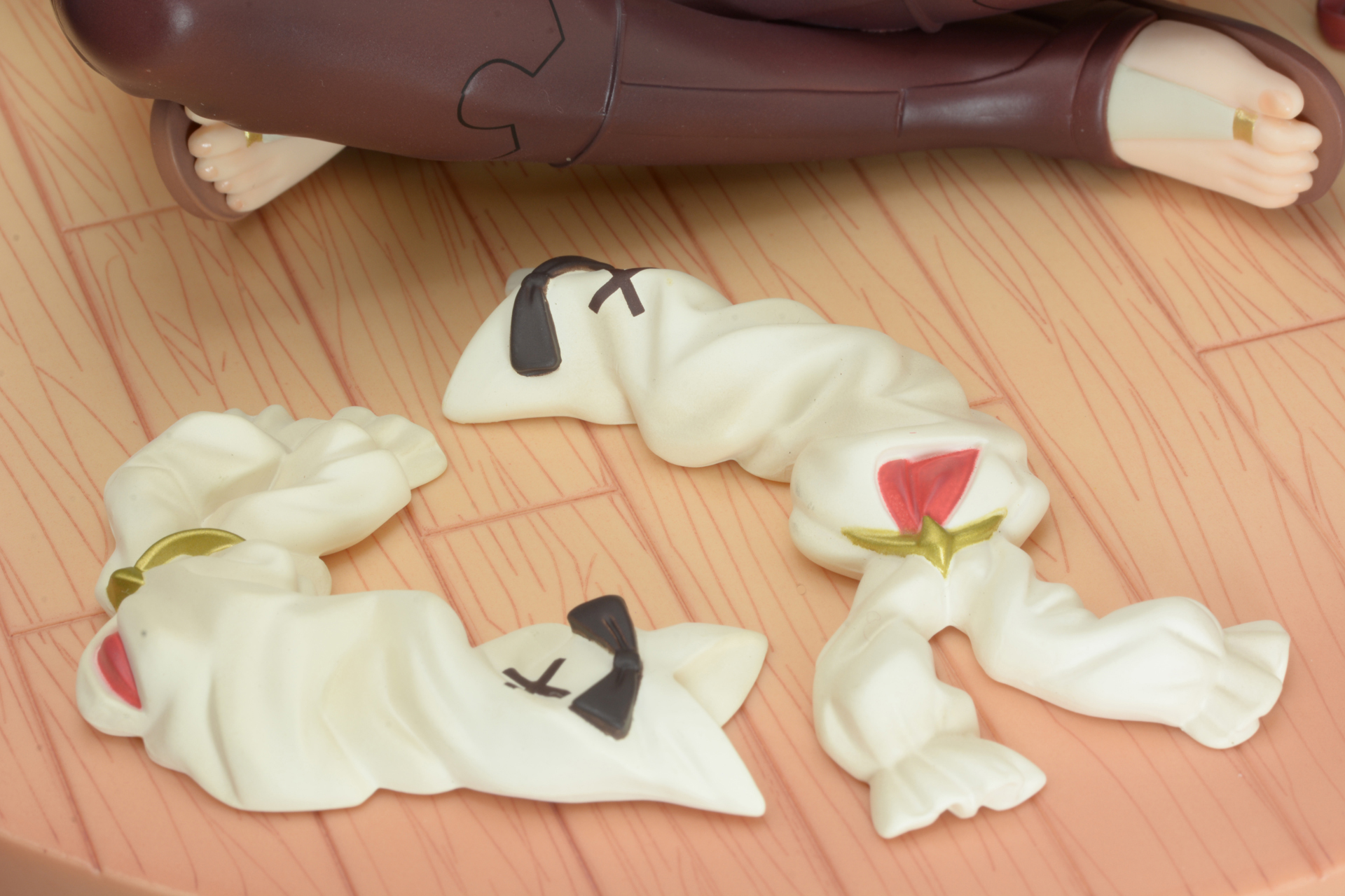 アームウォーマー。腕の保護も冒険者には必要な装備。ちょっと乱雑な脱ぎ方がライザらしい