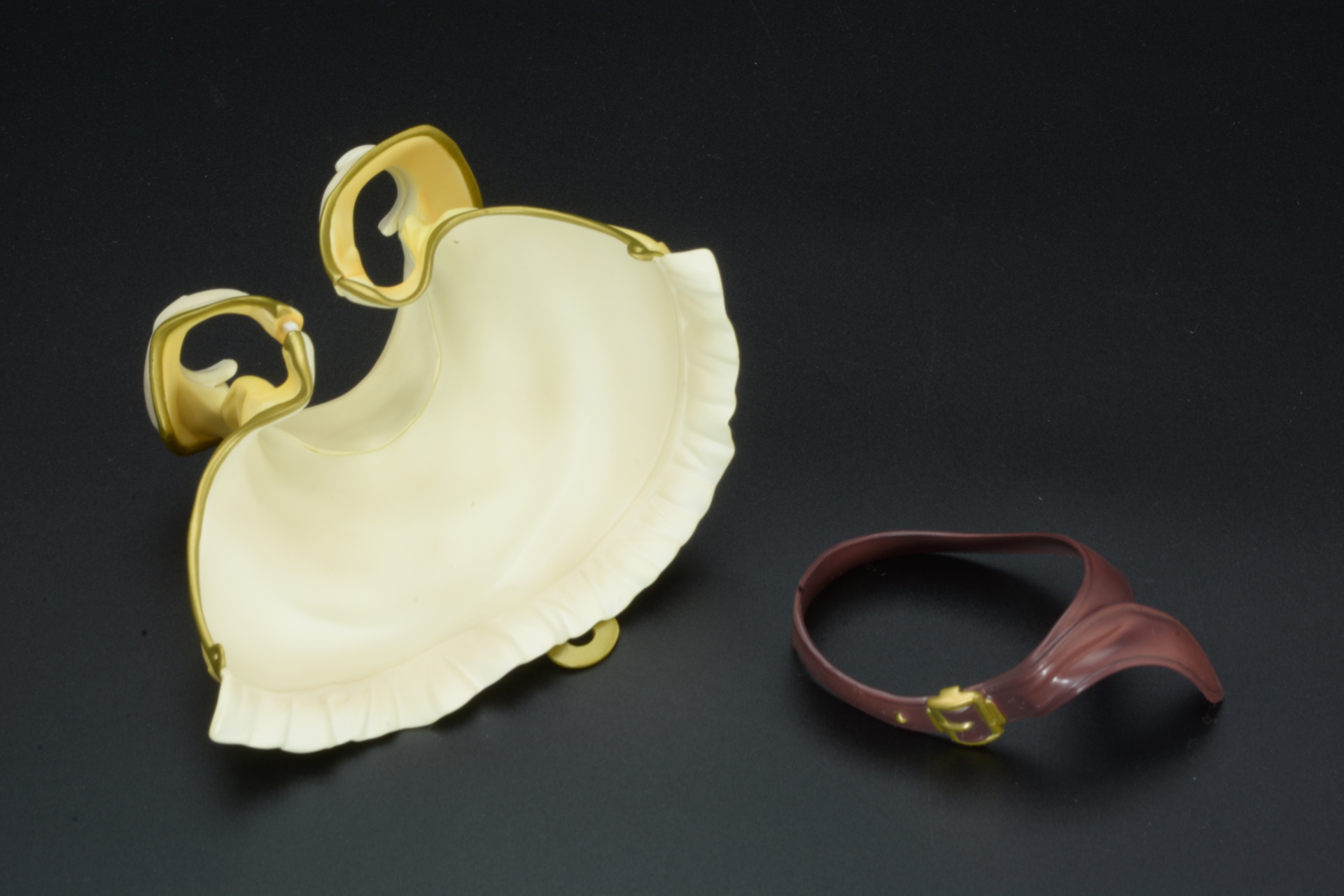 取りはずした上着とベルト