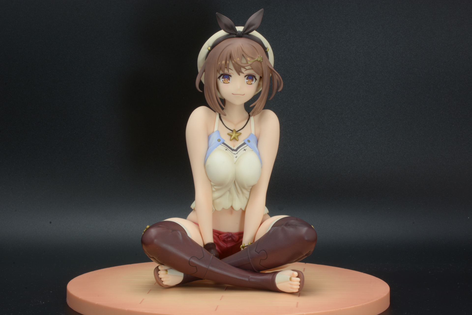 上着とベルトを外してみた。上着に隠されていた太もも部分だけでなく、ベルトを外したことで、お腹や腰、お尻部分も見えるように