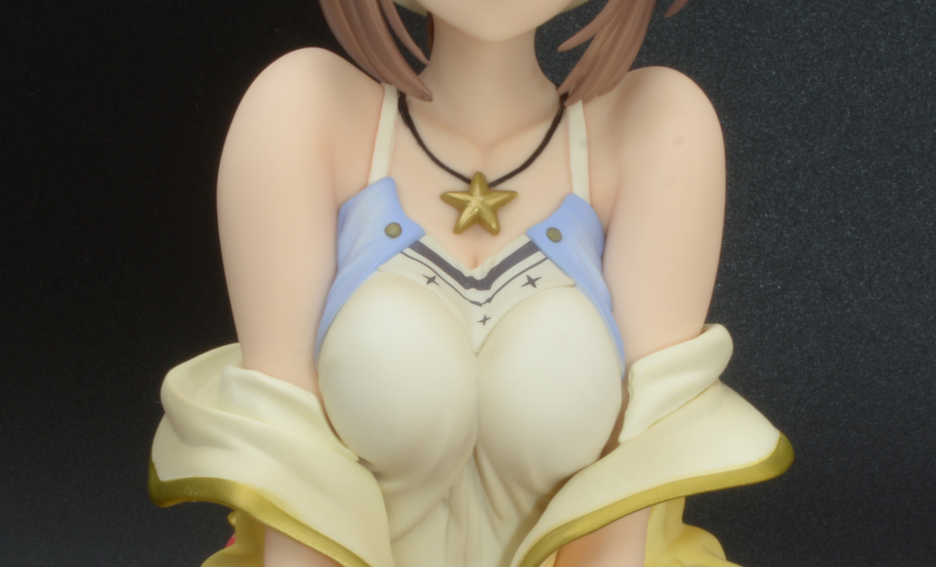 上着を脱ぐことで華奢な型と首筋が露わになる