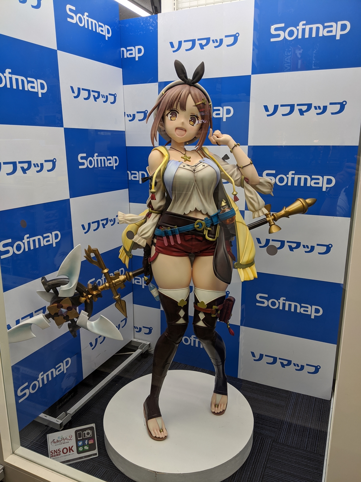 秋葉原のソフマップに展示された実物大ライザフィギュア。価格は2,816,000円