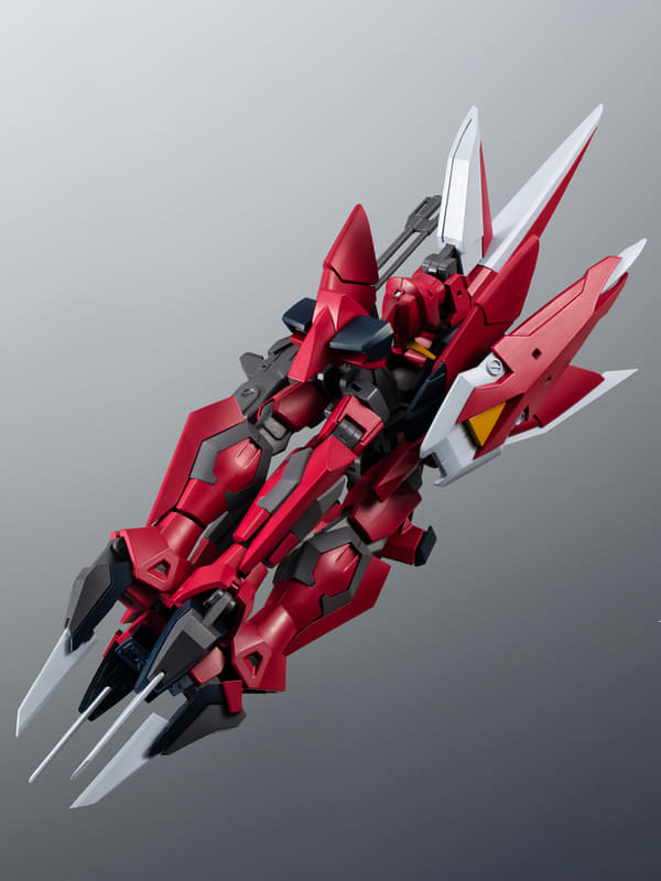 イージスガンダムの最大の特徴であるMA形態への変形。その複雑な変形ギミックを頭頂高約135mmのボディに内包。一部パーツの差し替えで再現されている