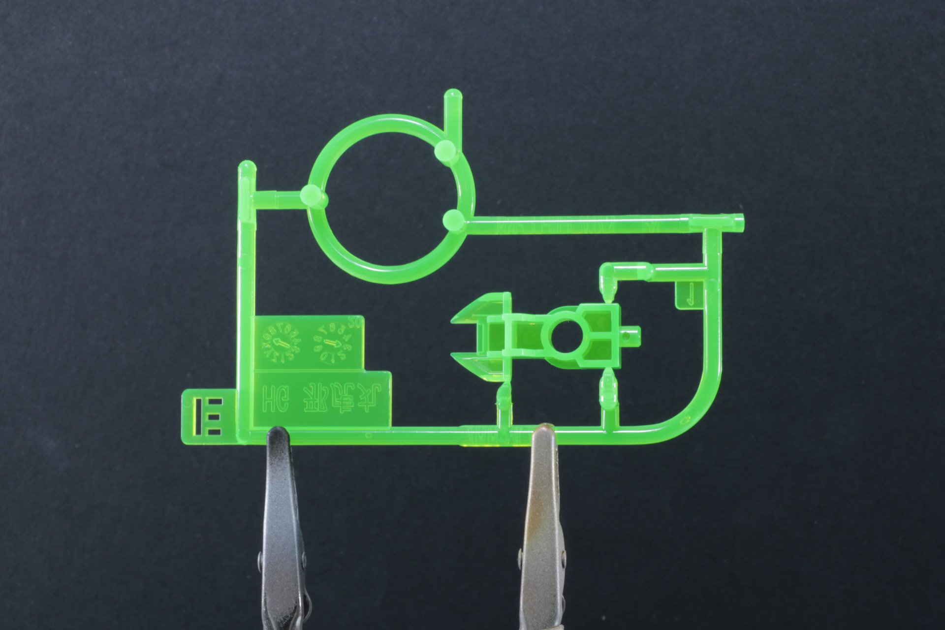 頭部の瞳部分に当たるクリアグリーン成形色のランナー