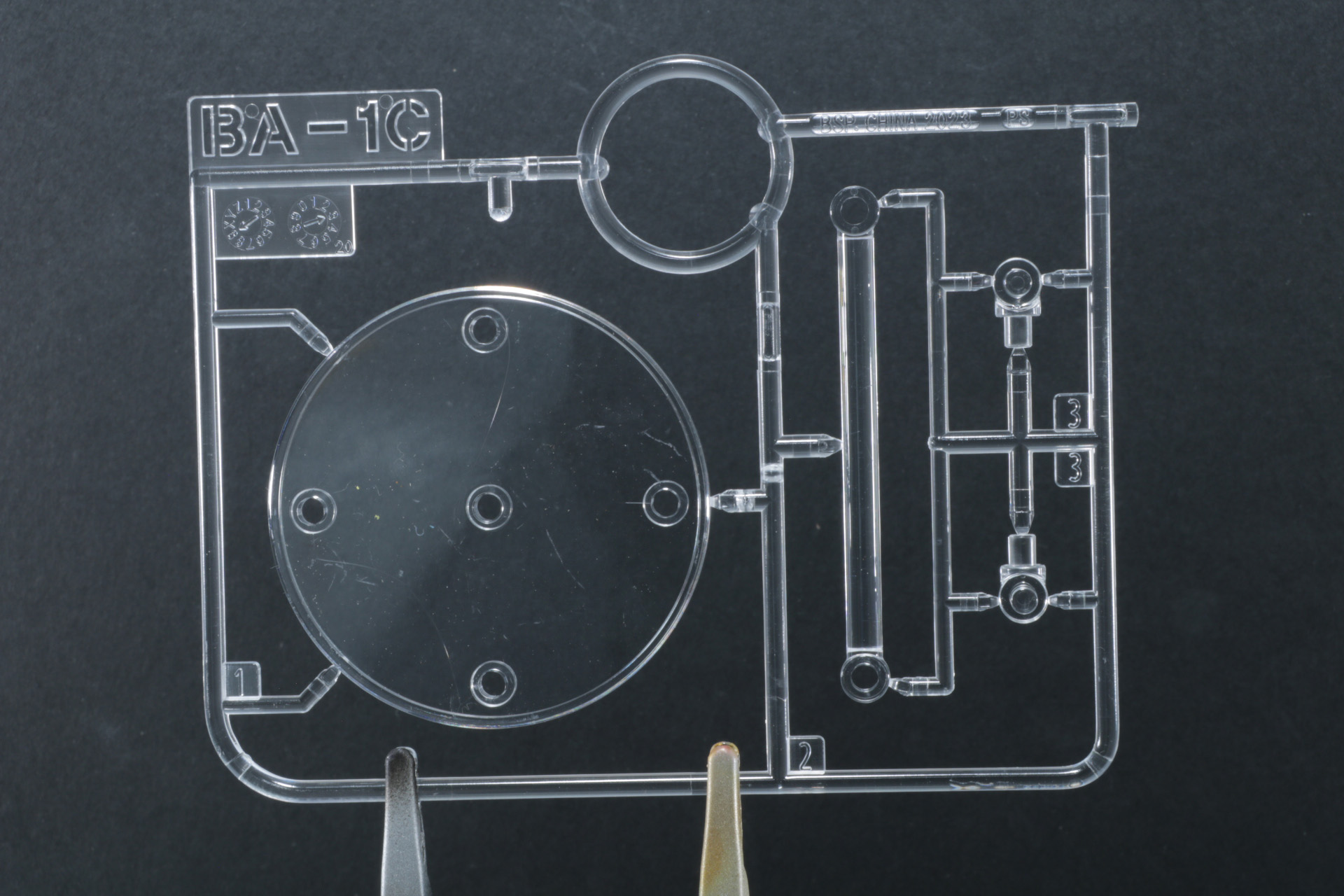 小型のディスプレイとなるクリア成形色のランナー