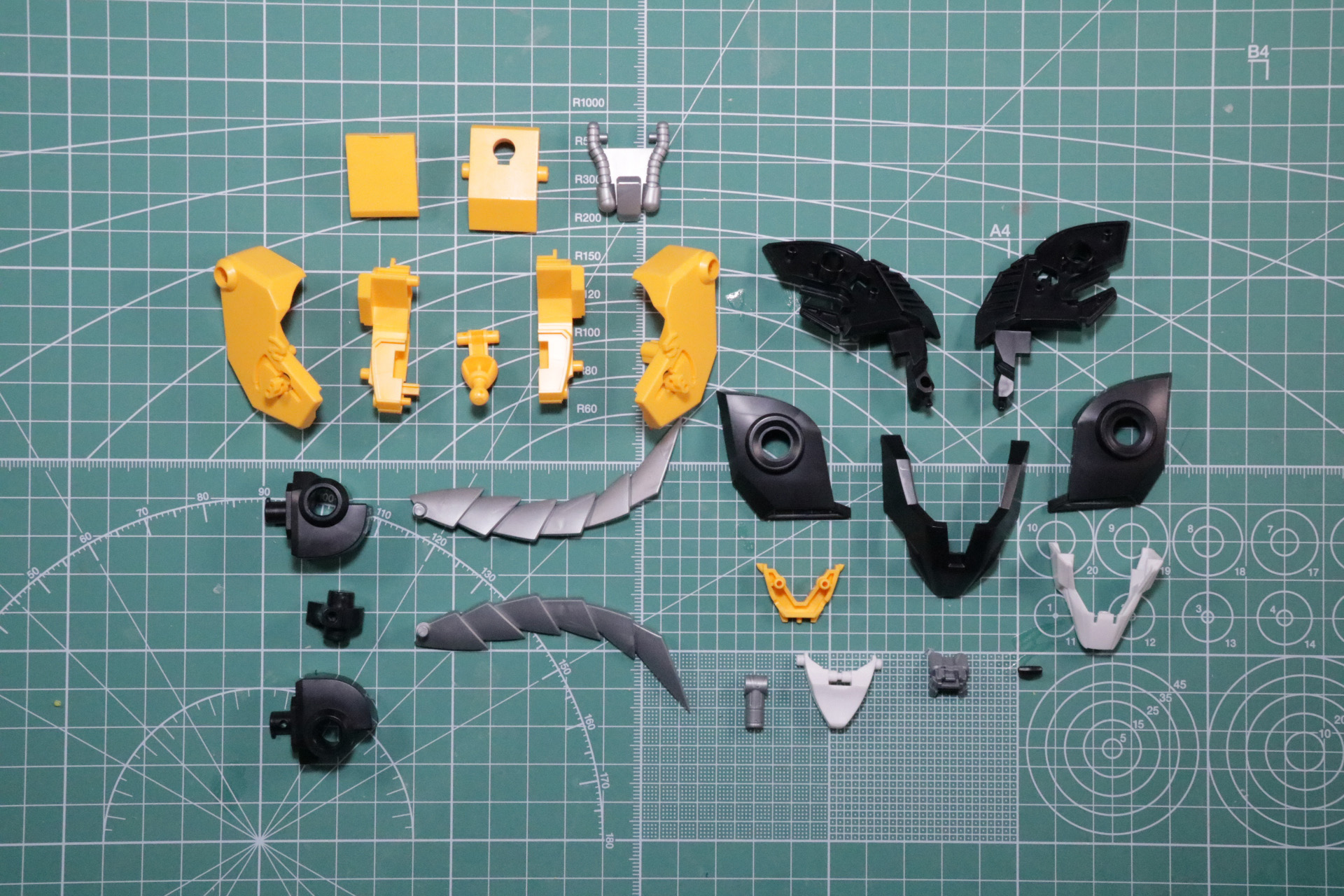 胸部部分は積層構造で劇中プロポーションを再現しつつ、胸の虎の顔も再現。目元も成形色で表現されている
