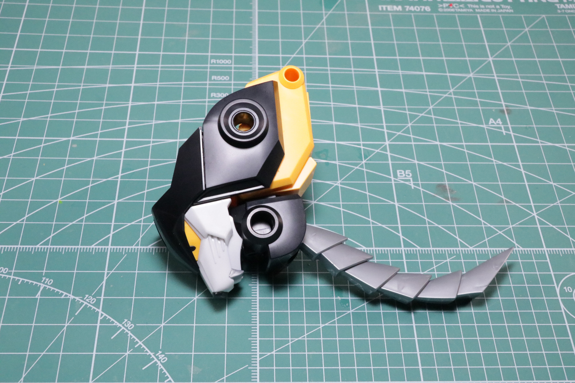 胸部部分は積層構造で劇中プロポーションを再現しつつ、胸の虎の顔も再現。目元も成形色で表現されている