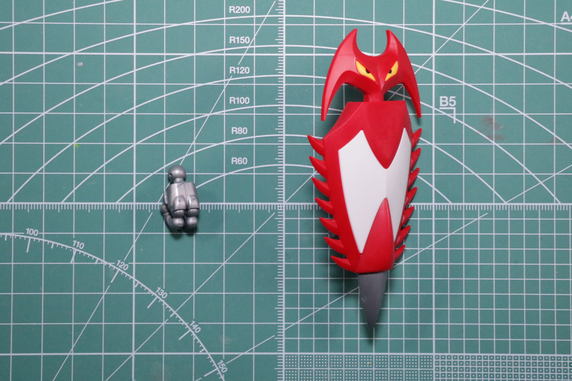 タイガーシールド。劇中のタイガーソードの収納も可能