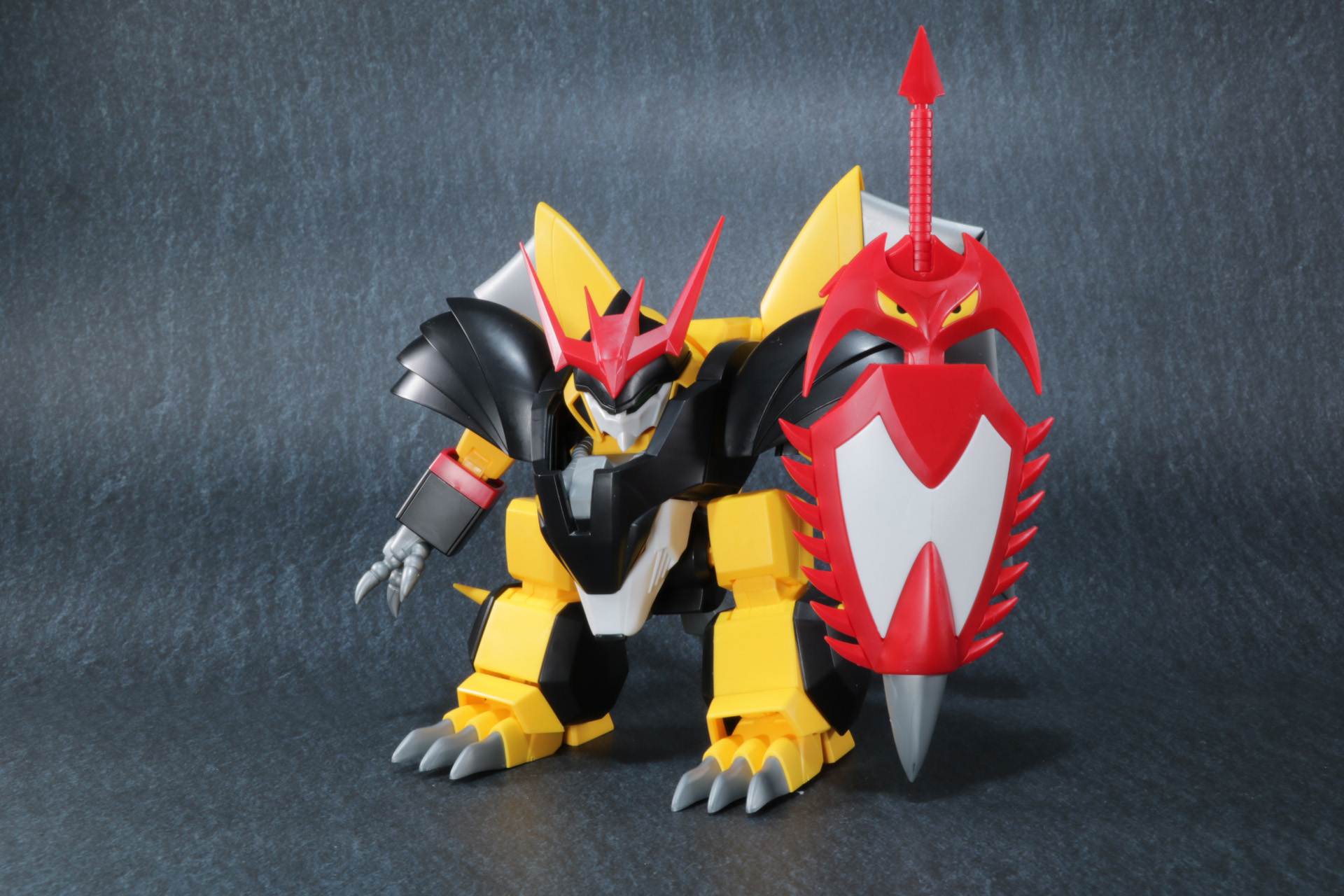 劇中イメージに近いプロポーション。タイガーシールドにはタイガーソードを収納することができる