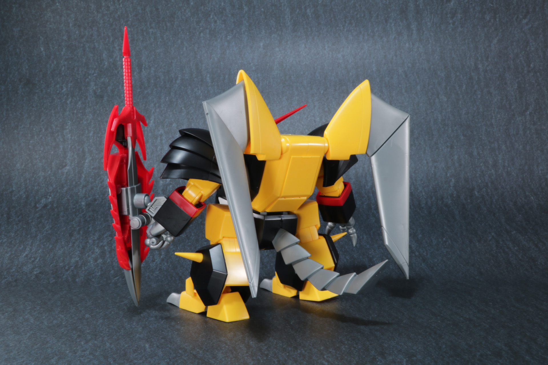 頭部もシャープで攻撃的な雰囲気が表現されている