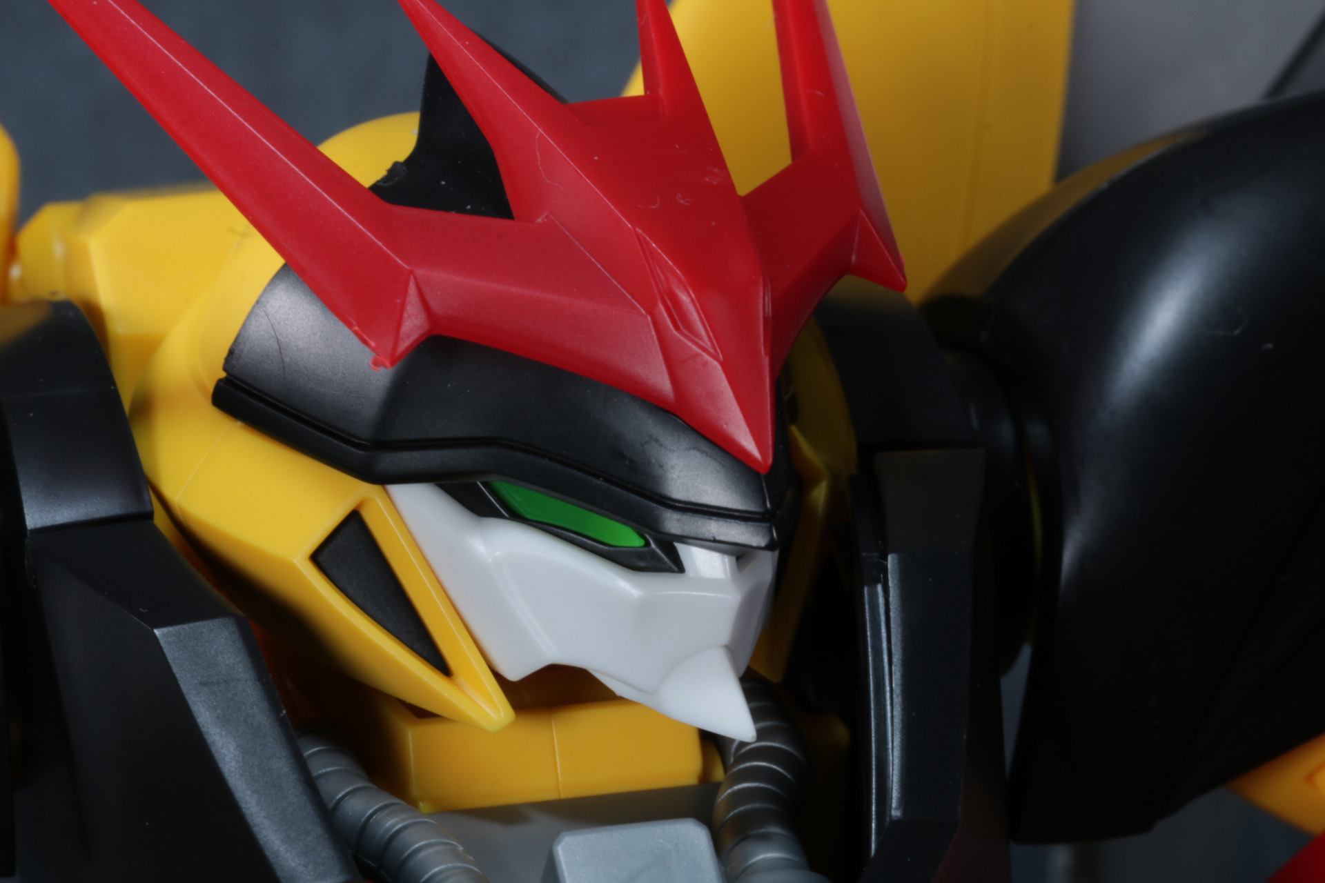 頭部もシャープで攻撃的な雰囲気が表現されている