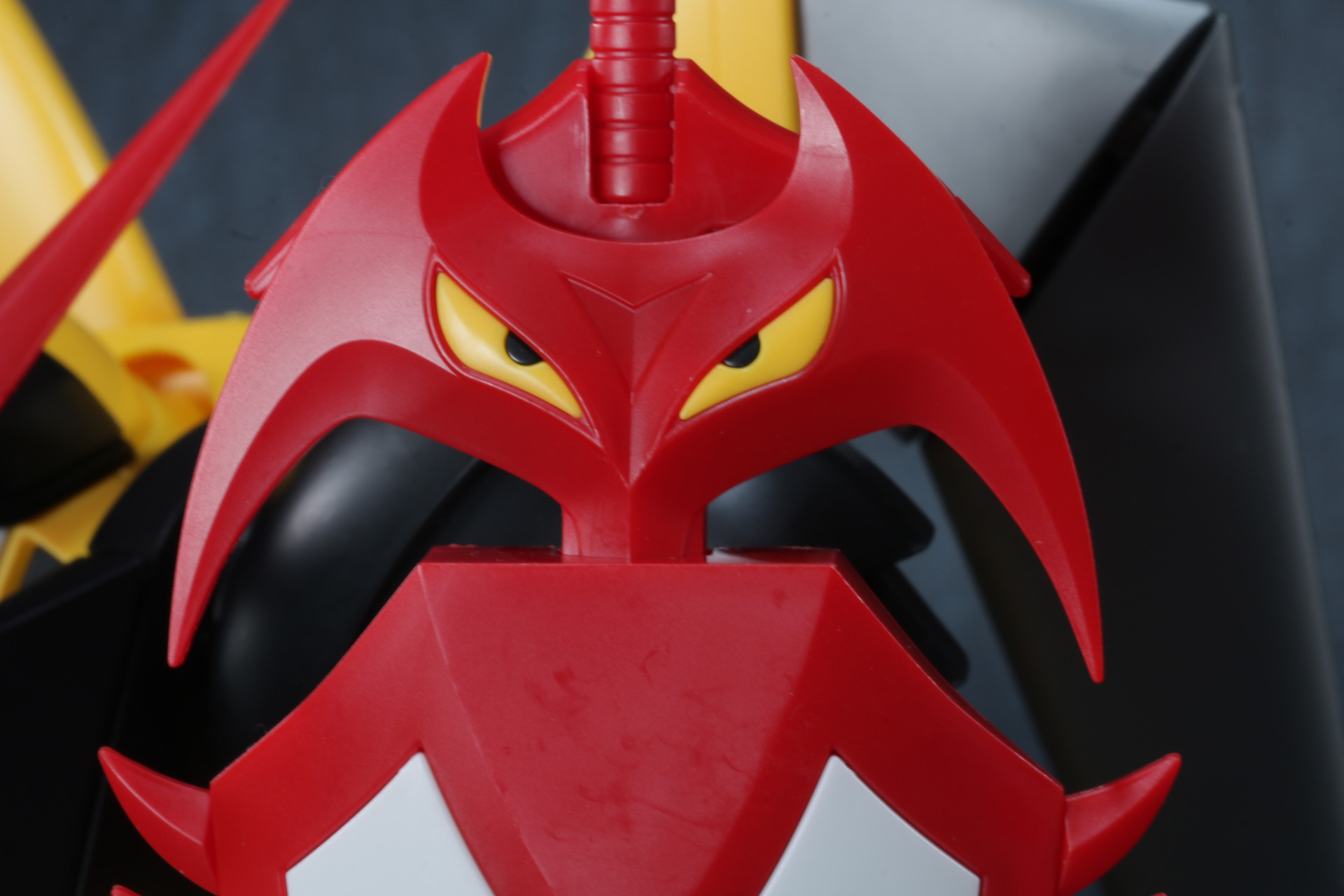 タイガーシールドの目の意匠は成形色のみ