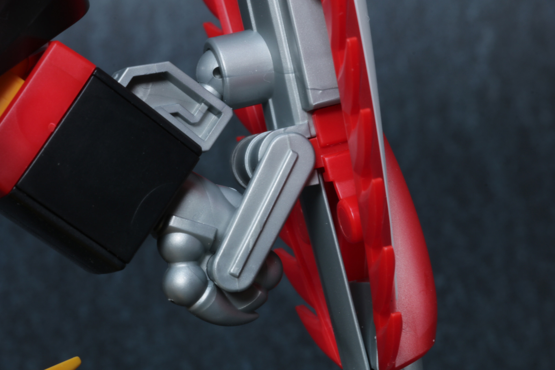 シールドの内側には接続部と握り手がある