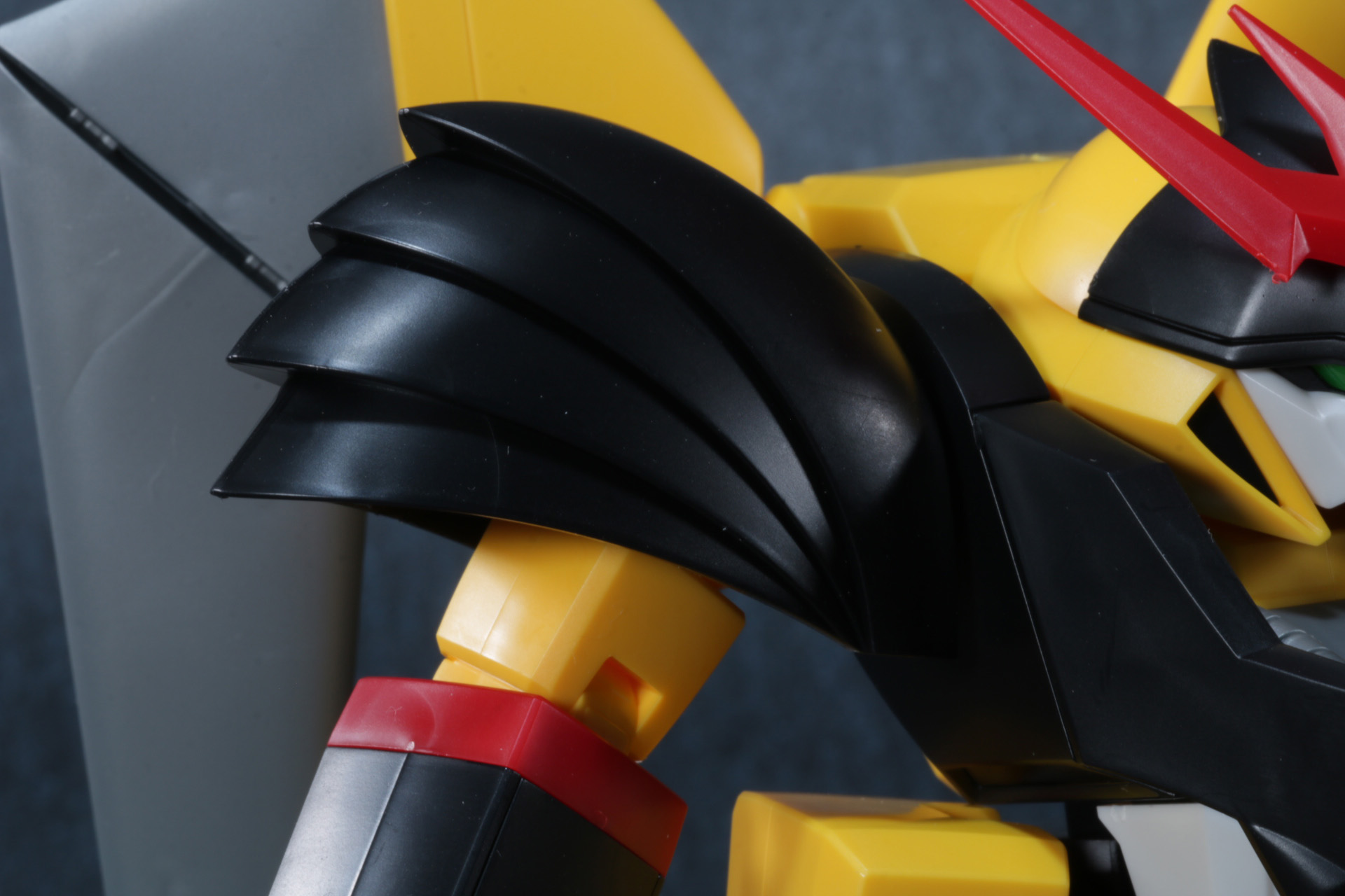 肩アーマーのひだ状の造形も再現されている