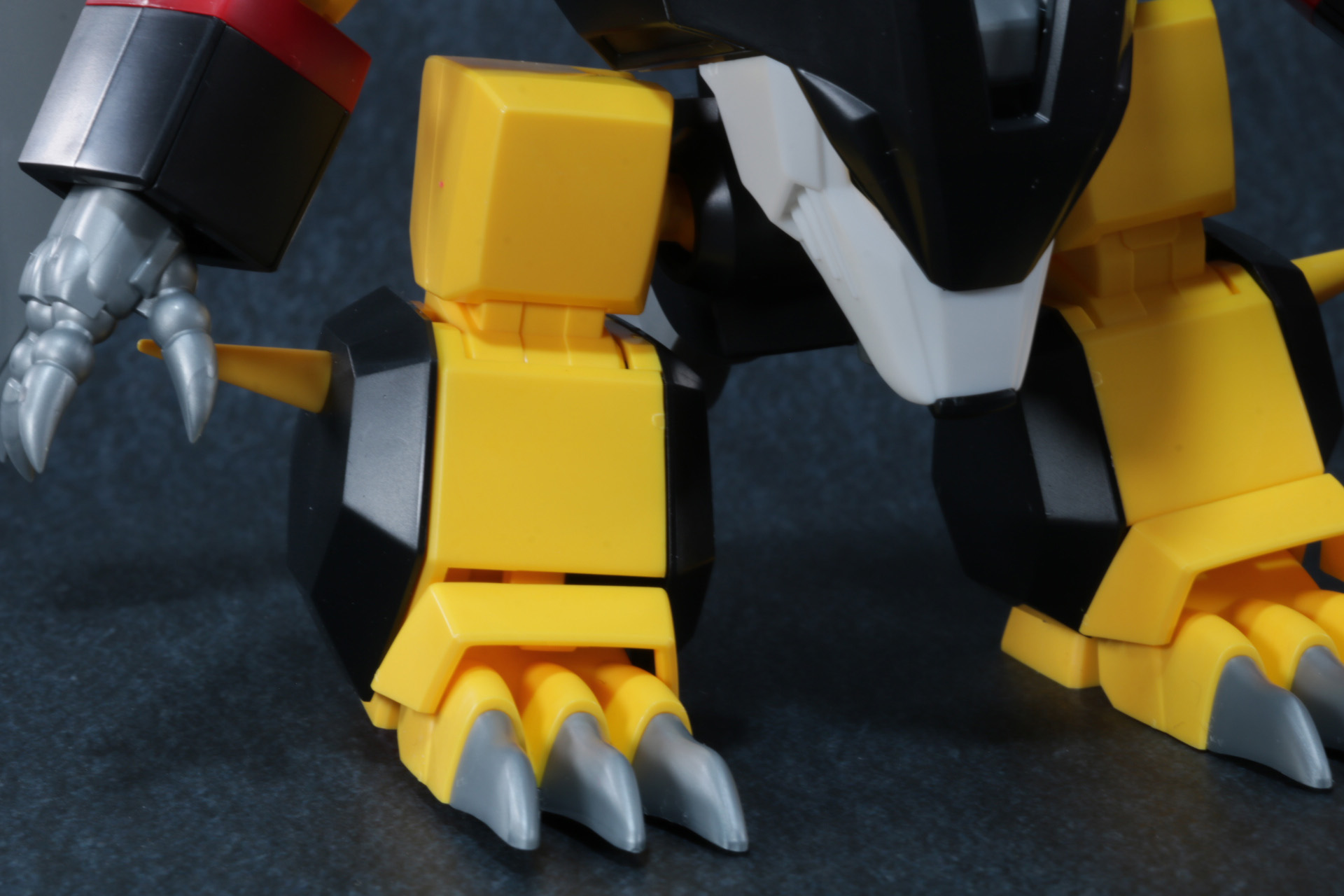 脚部の鋭い爪やボックス型のデザインも表現されている