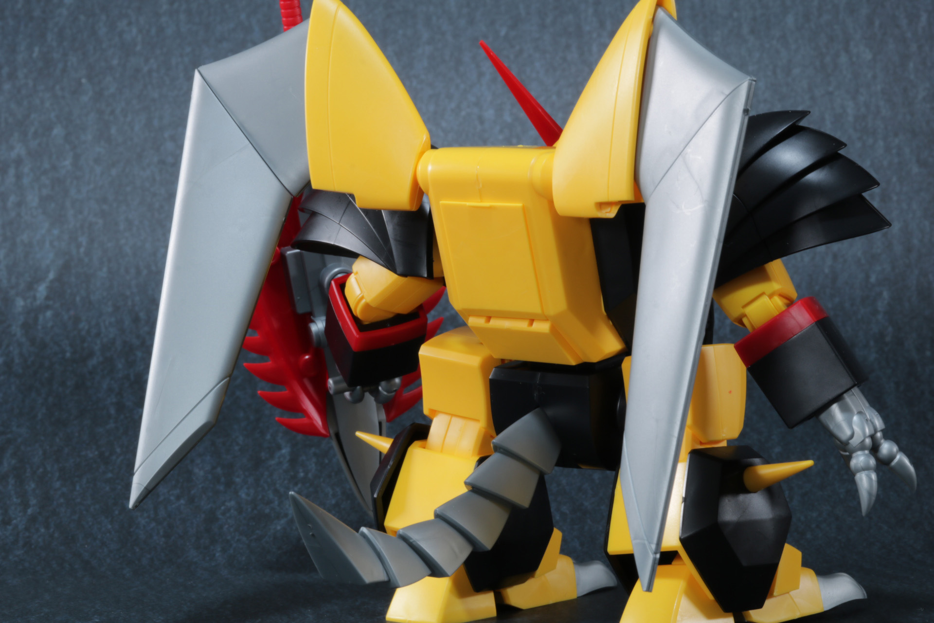 背中のタイガーウイングは翼を広げられる他、中間部分で角度調整ができる