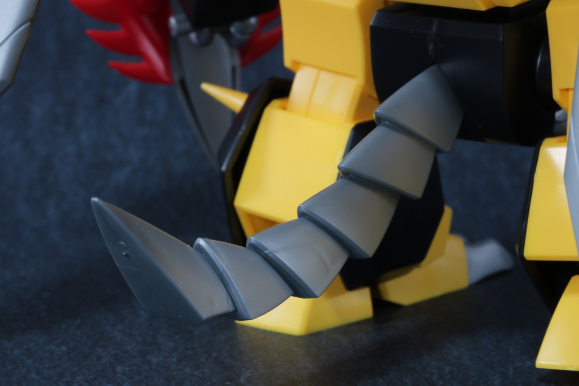 尻尾は蛇腹状のデザインが表現されている。