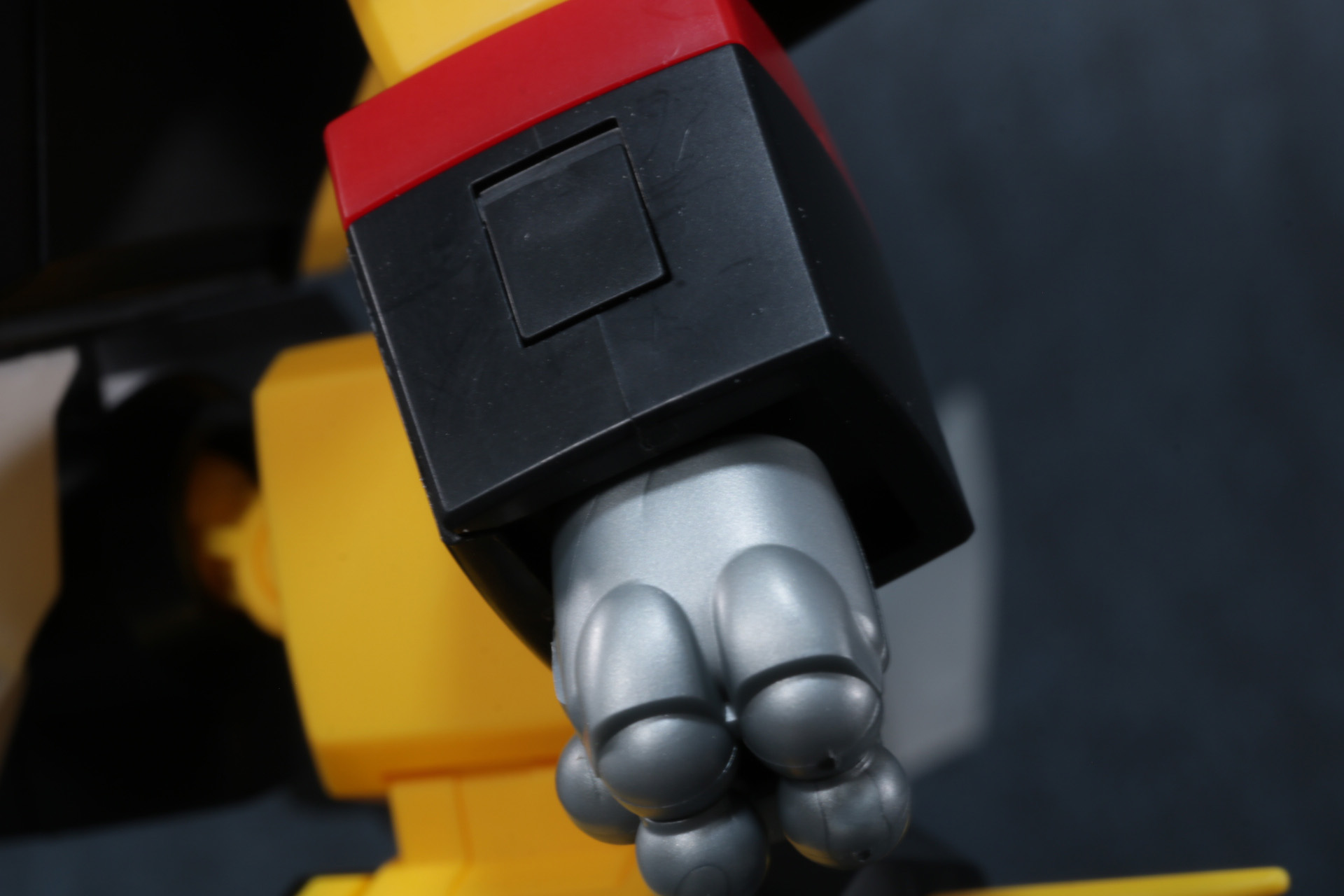 左腕部のシールド接続口は別の黒いパーツを使用することでフリーの状態を表現できる