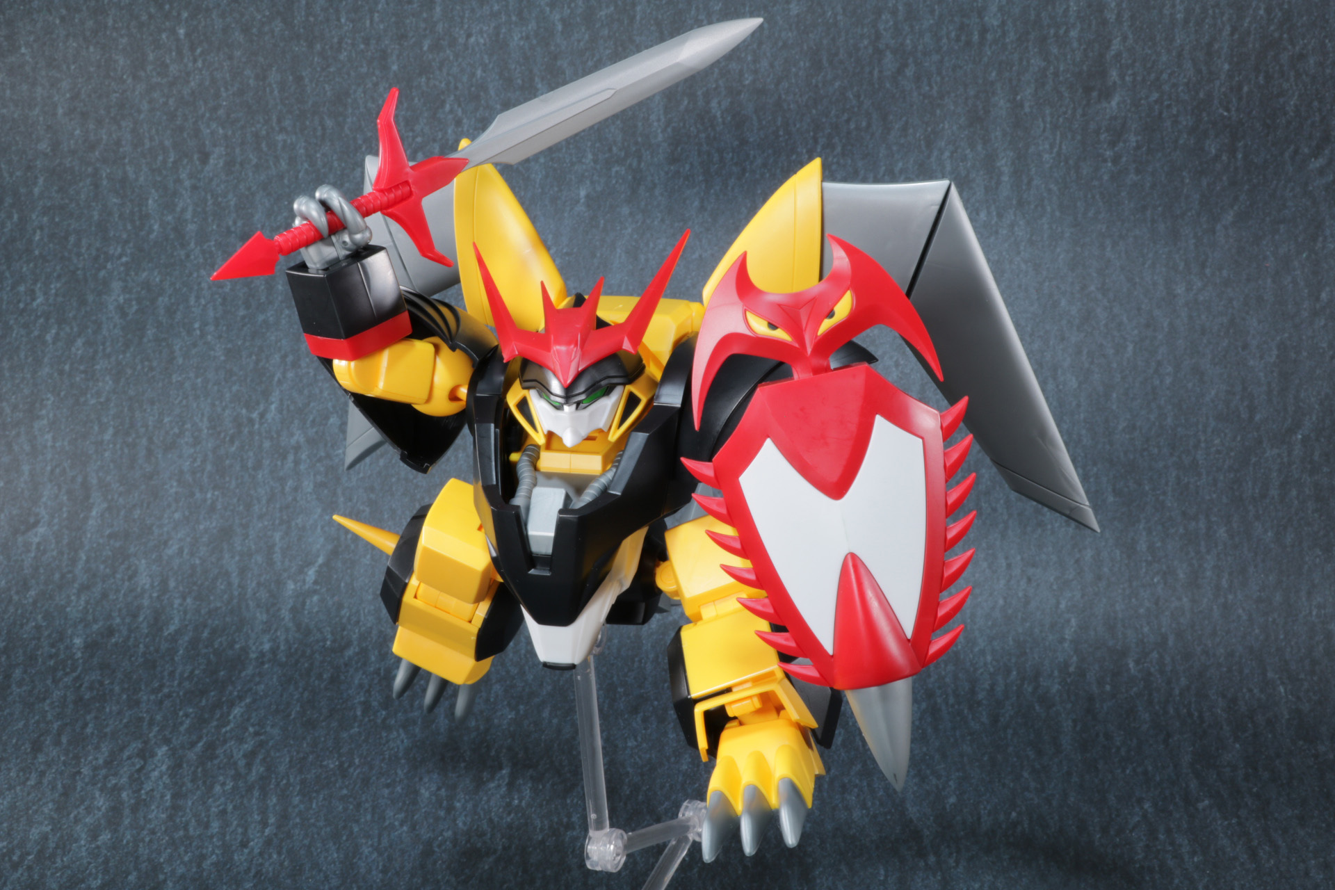 タイガーソードを振りかぶり、攻め込む