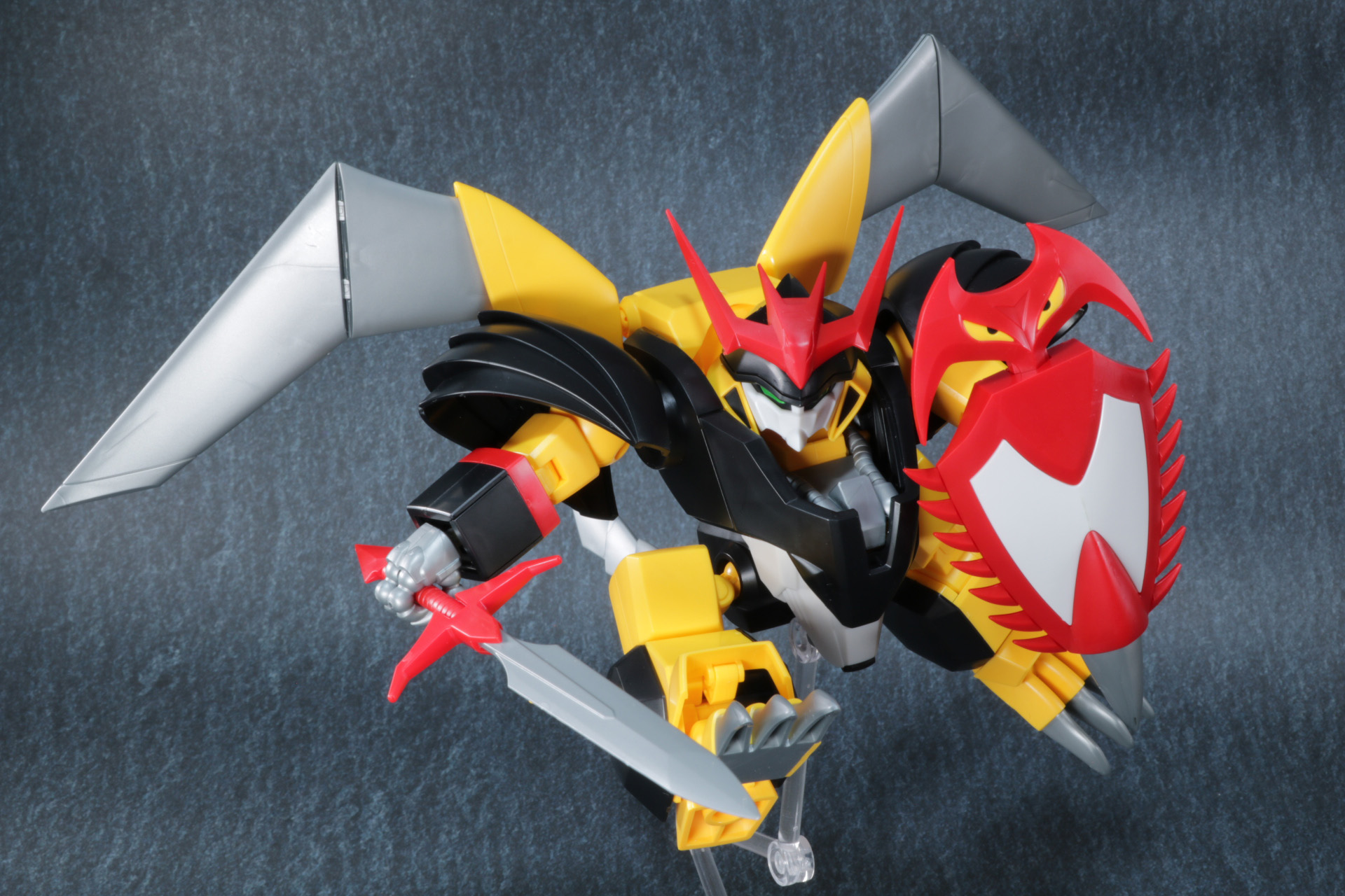 華麗に飛行し、攻撃の機会をうかがう