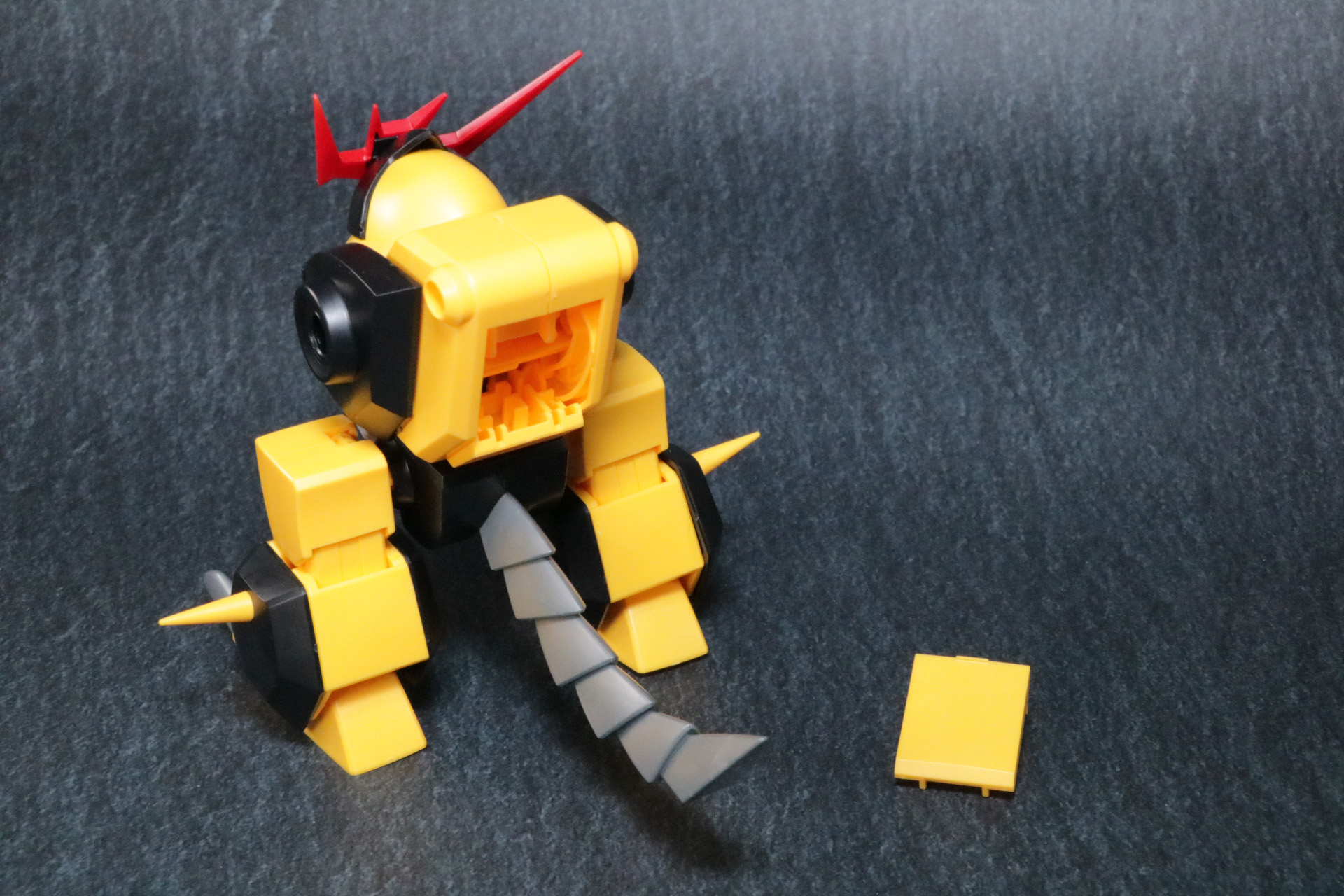 背面のカバーを外し、下半身をスライド。下半身が持ち上がり、伏せるような姿勢になる。今日部分もスライドさせ、頭部を埋めるような形にする