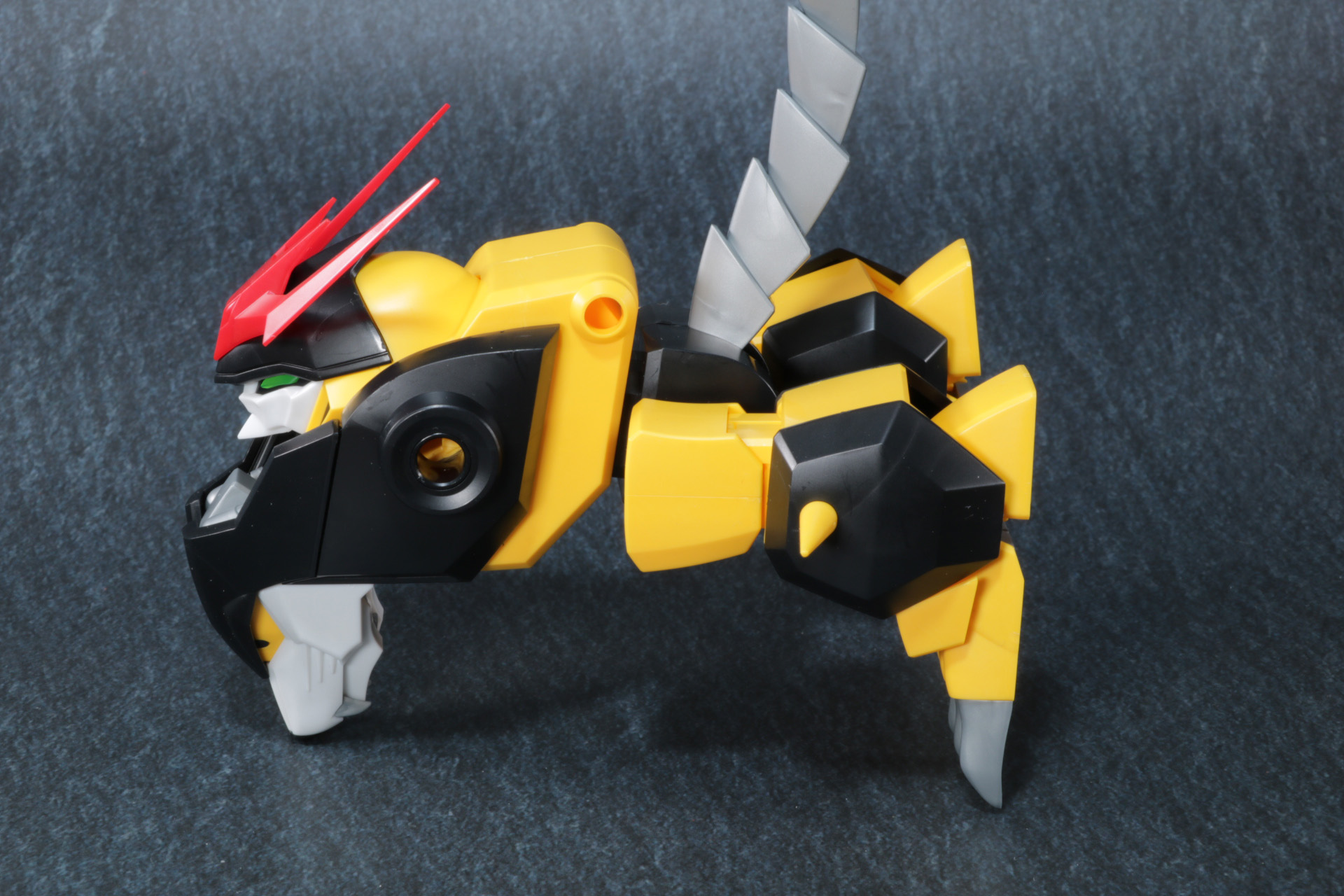 背面のカバーを外し、下半身をスライド。下半身が持ち上がり、伏せるような姿勢になる。今日部分もスライドさせ、頭部を埋めるような形にする