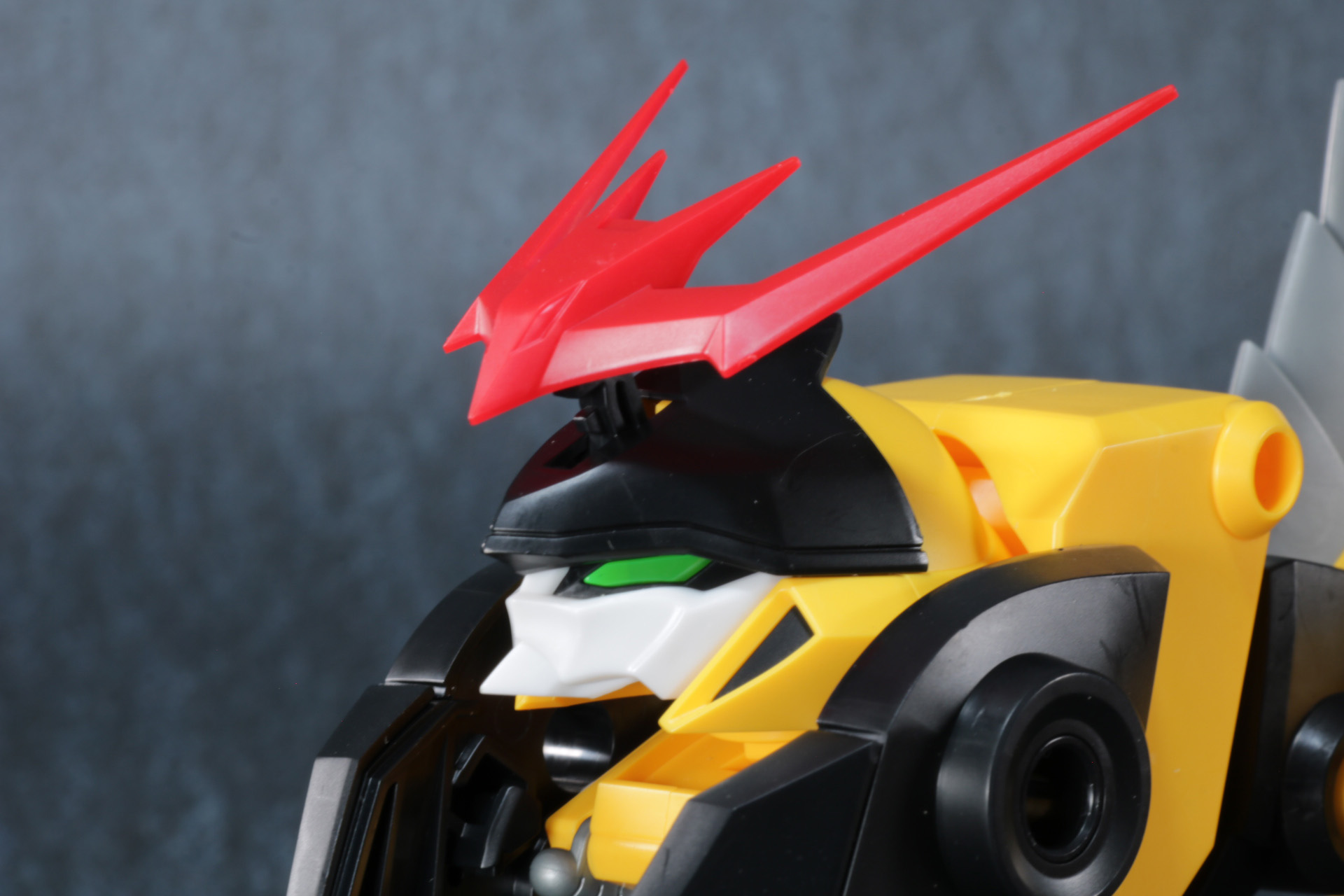 頭部のアンテナパーツは持ち上がり、胸部の虎の顔で覆いつつ、アンテナは出る形に