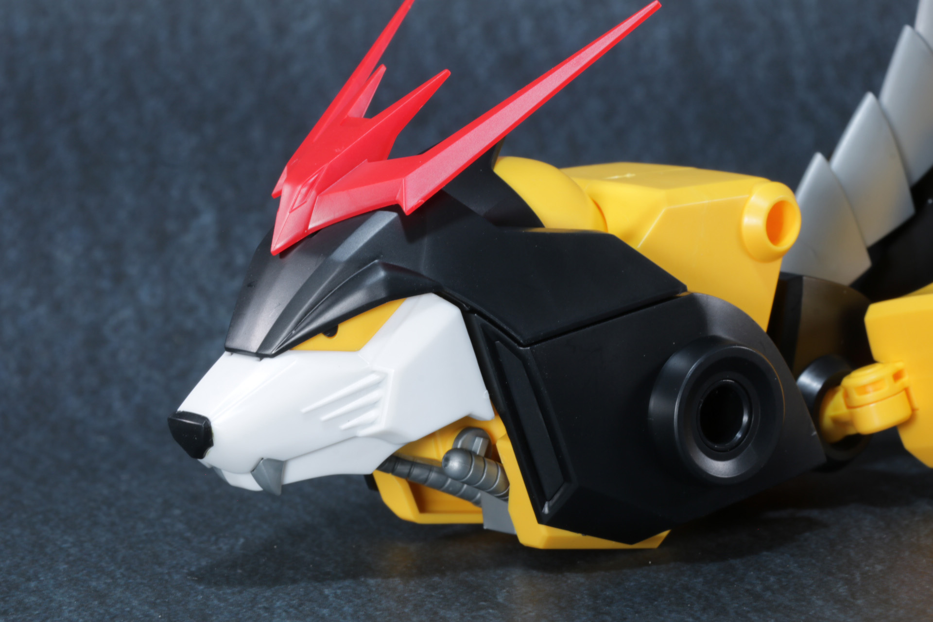 頭部のアンテナパーツは持ち上がり、胸部の虎の顔で覆いつつ、アンテナは出る形に