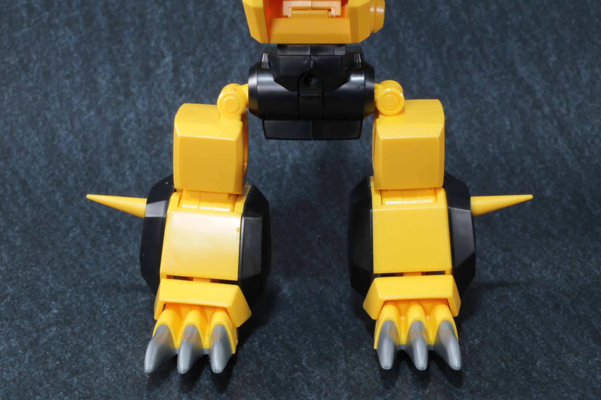 脚部は股関節部分を引き出し、可動範囲を変化させる。また黒いアーマー部分は棘状のパーツを起点に回転させる