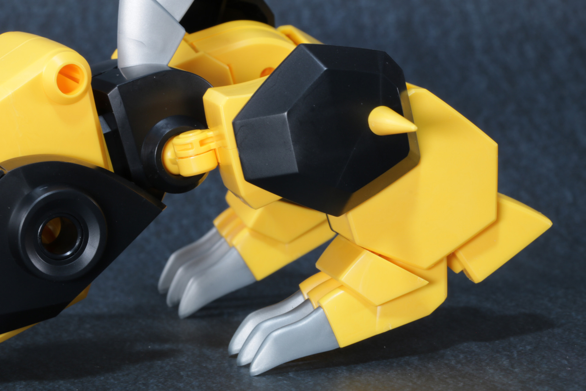 脚部は股関節部分を引き出し、可動範囲を変化させる。また黒いアーマー部分は棘状のパーツを起点に回転させる