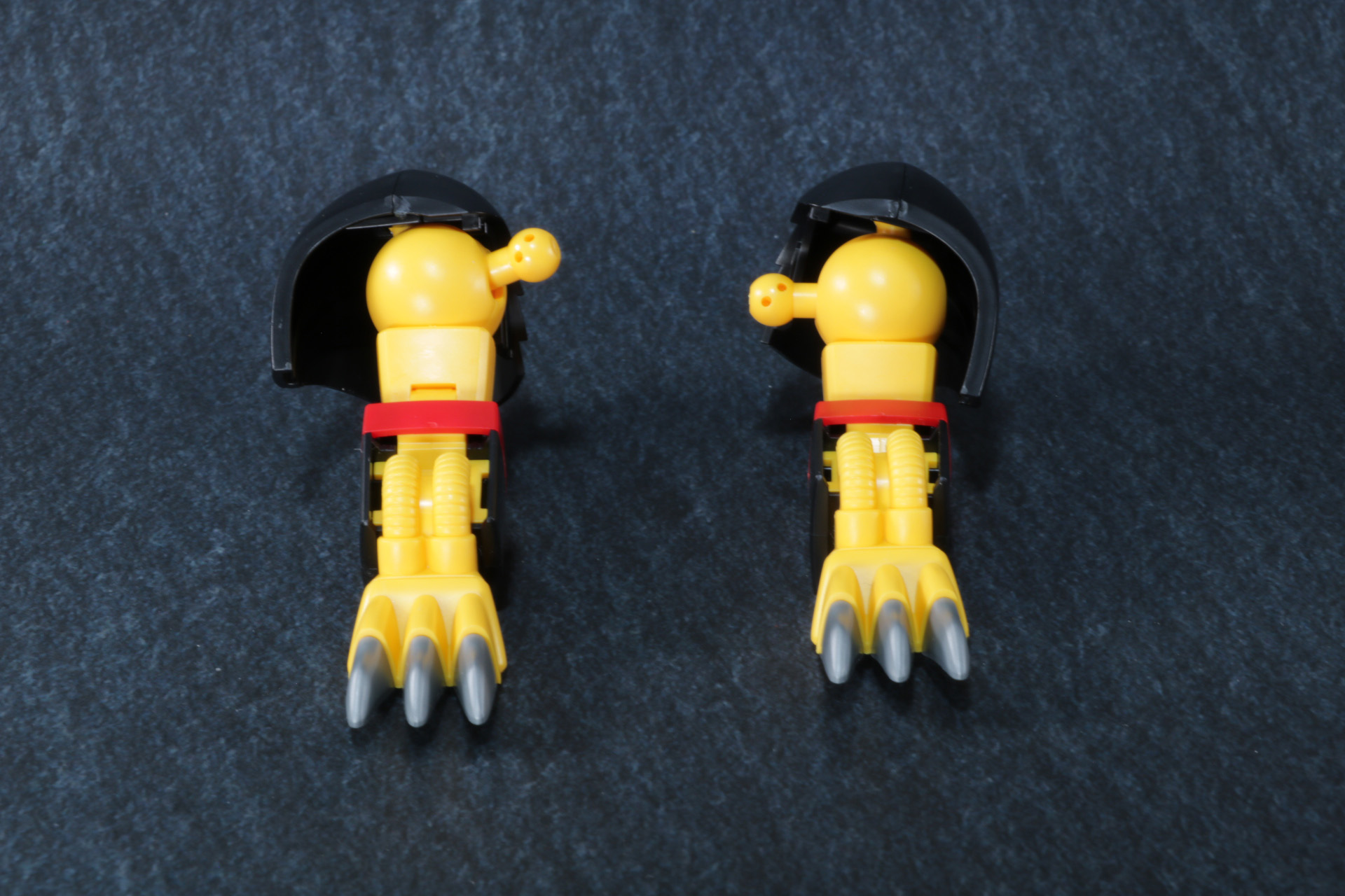 前脚パーツは一部前腕パーツと手首パーツを取り外した状態から爪パーツを取りつける