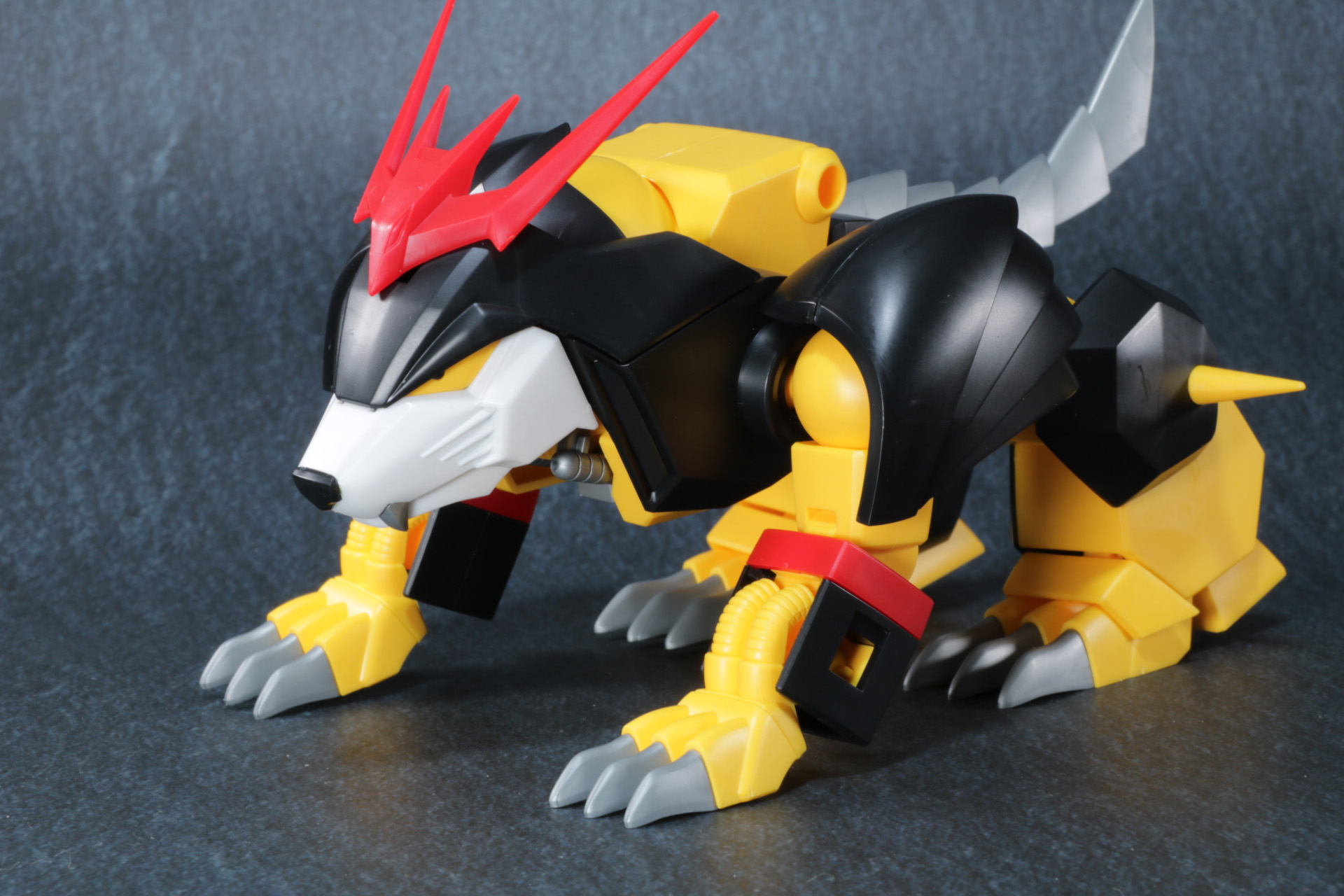 前脚パーツは一部前腕パーツと手首パーツを取り外した状態から爪パーツを取りつける