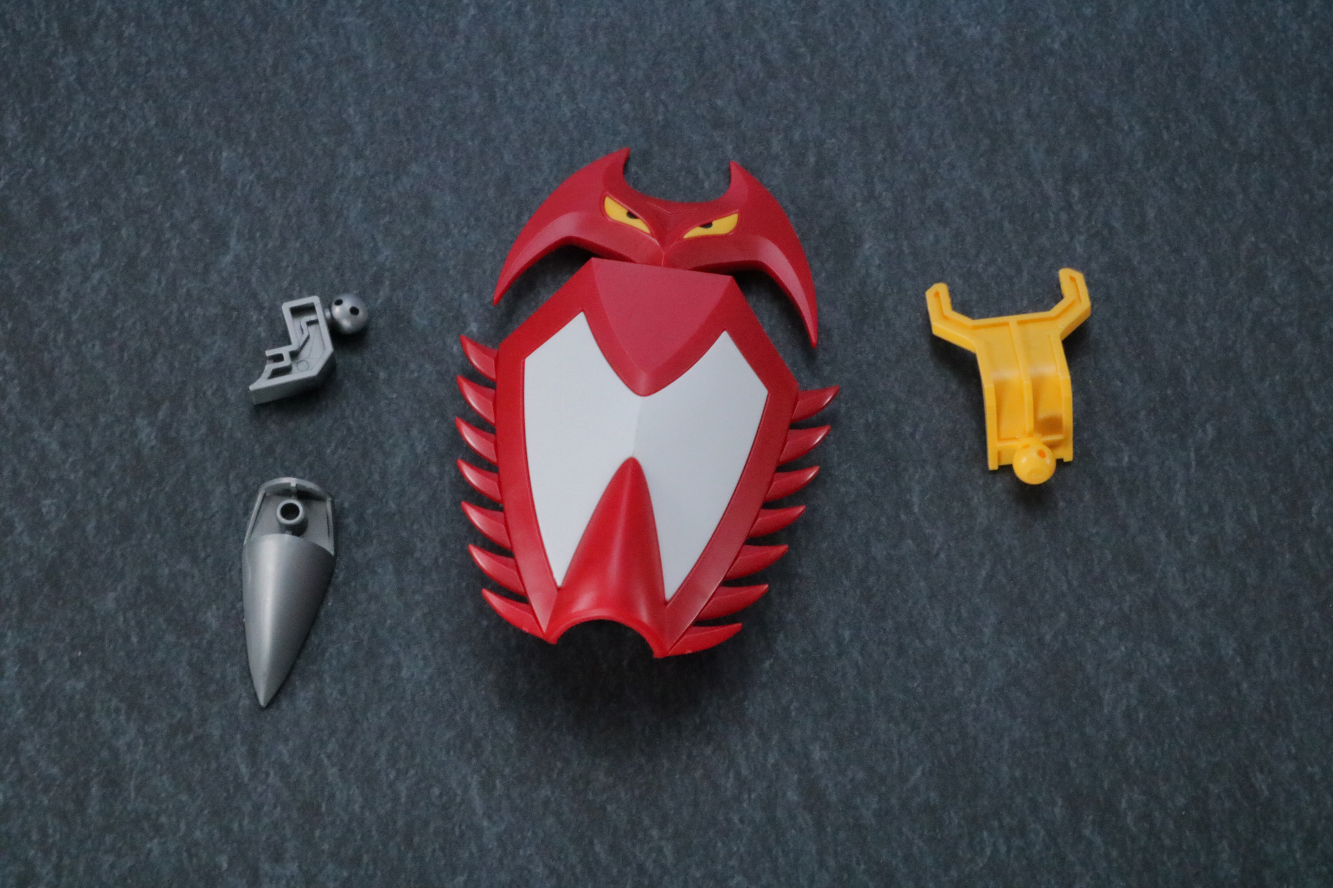 タイガーシールドは接続パーツと先端部のシルバーパーツを取り外して、専用保持パーツを使用して背中に装着。タイガーウイングも角度を調整し、取り付けることで猛虎形態となる