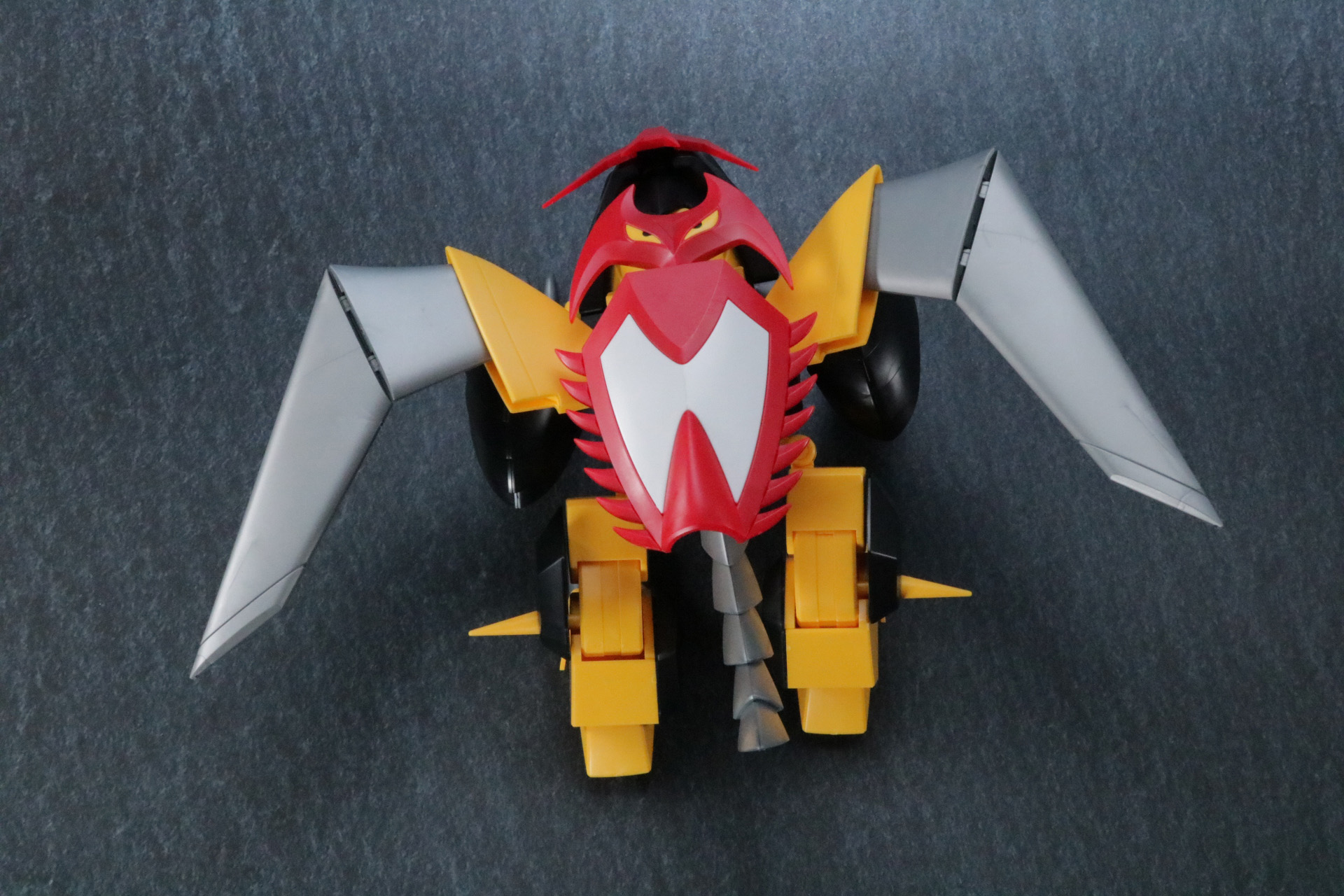 タイガーシールドは接続パーツと先端部のシルバーパーツを取り外して、専用保持パーツを使用して背中に装着。タイガーウイングも角度を調整し、取り付けることで猛虎形態となる