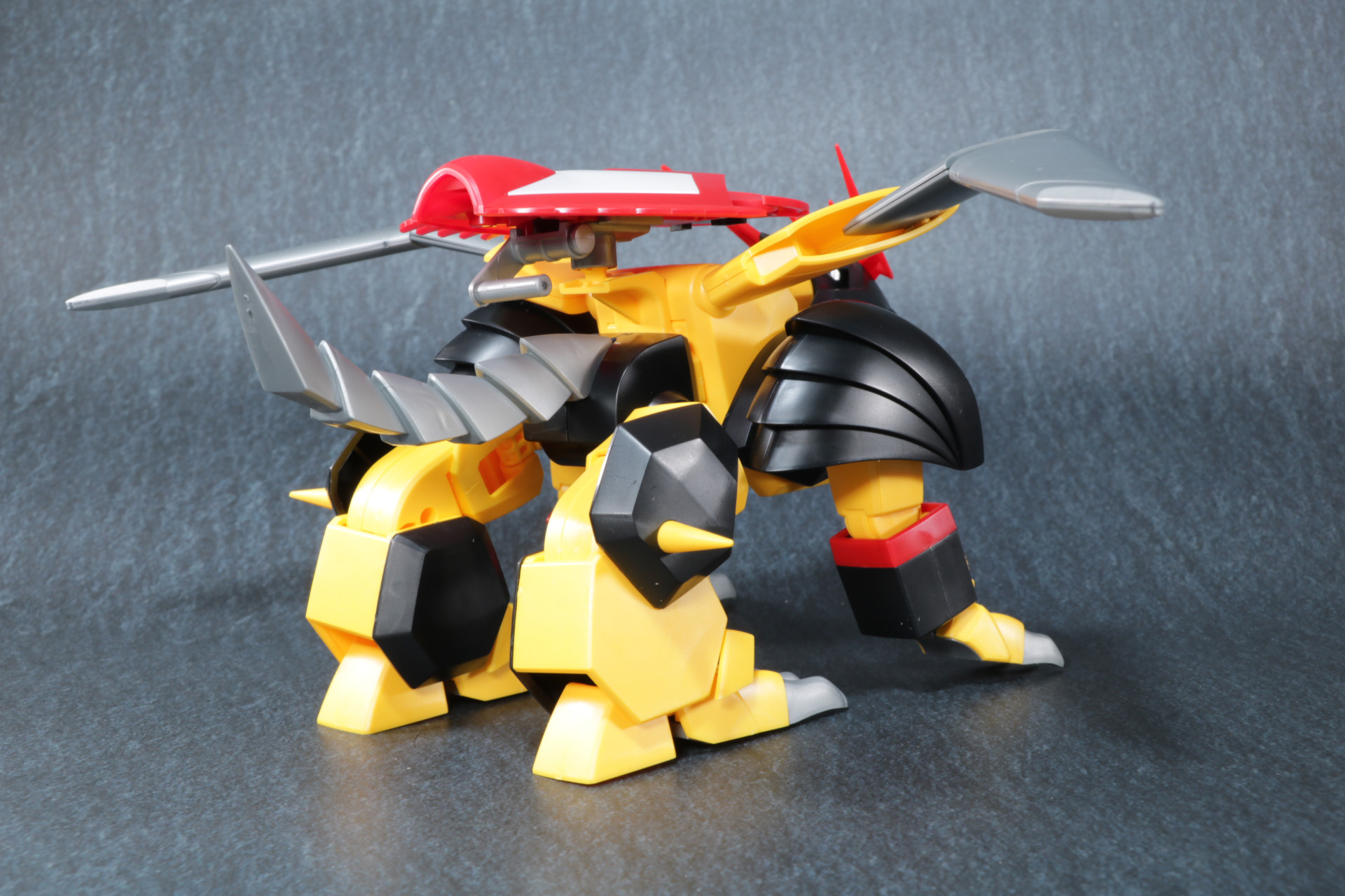 表情部分も鼻先や目元も成形色で色分けされている