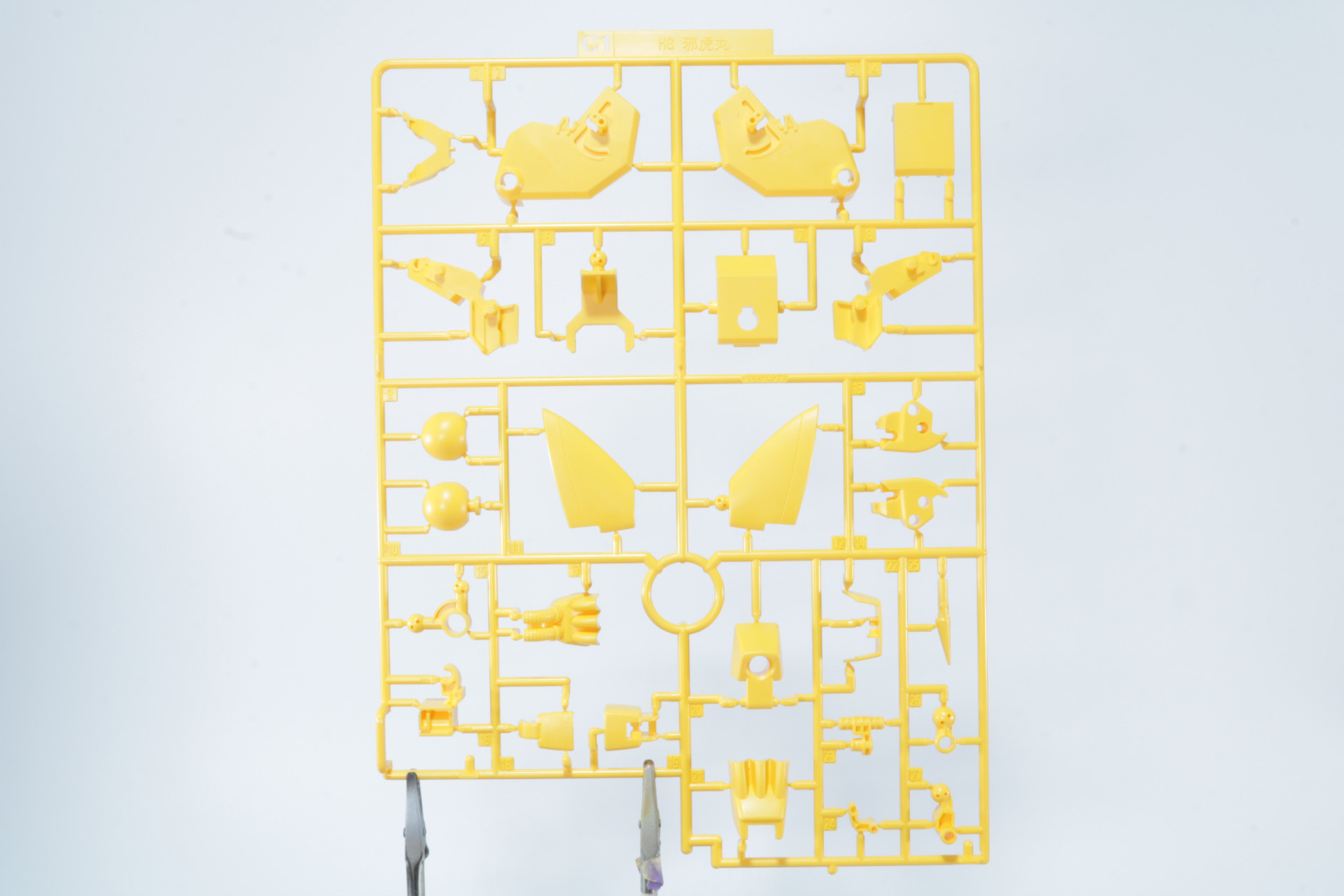 手足や胴体と全身に使用するイエロー成形色のランナー