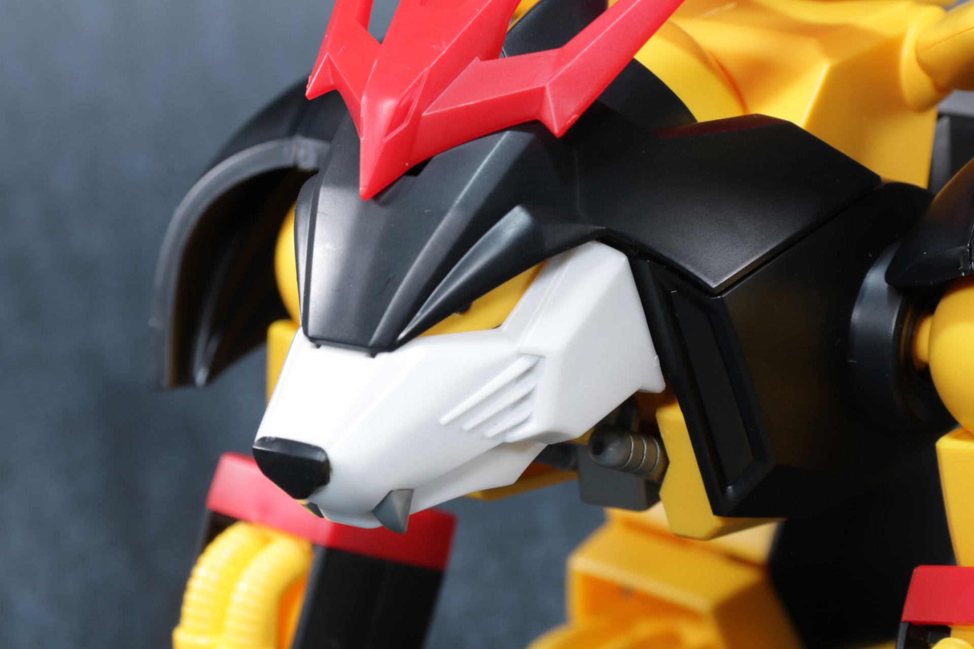 表情部分も鼻先や目元も成形色で色分けされている